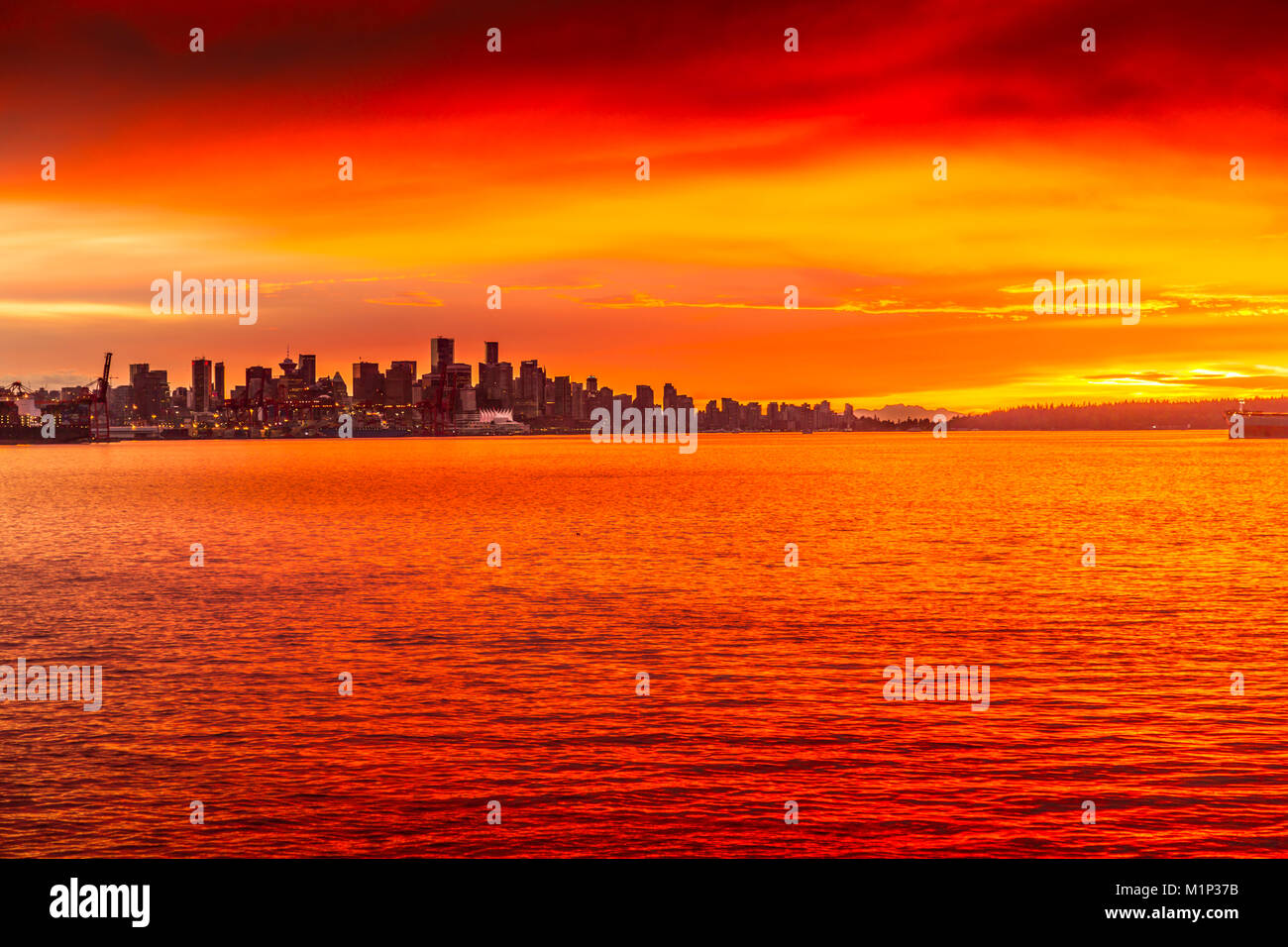 Blick auf die Skyline von Vancouver aus North Vancouver bei Sonnenuntergang, British Columbia, Kanada, Nordamerika Stockfoto