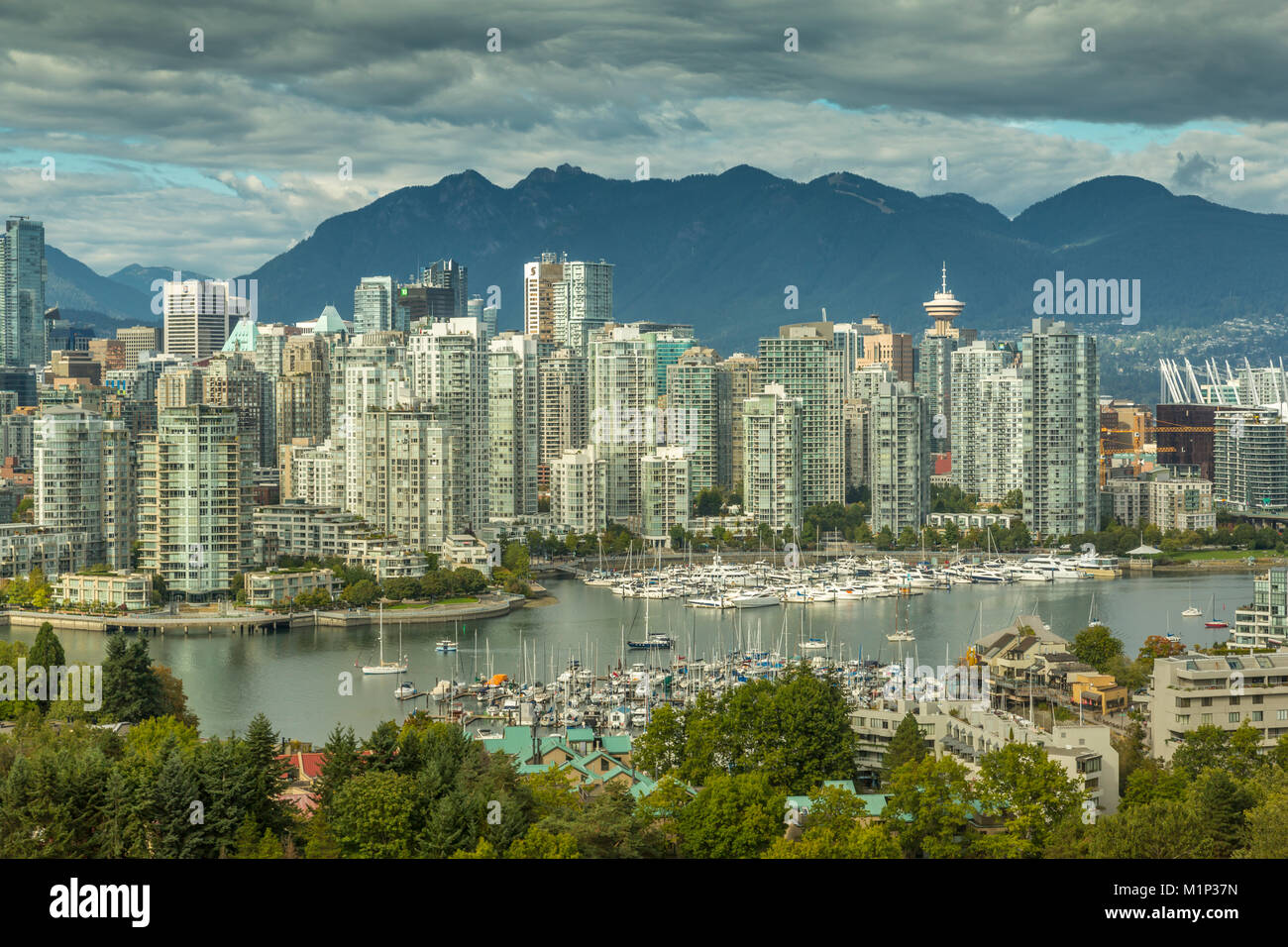 Blick auf Vancouver Skyline von Mount Pleasant District, Vancouver, British Columbia, Kanada, Nordamerika gesehen Stockfoto