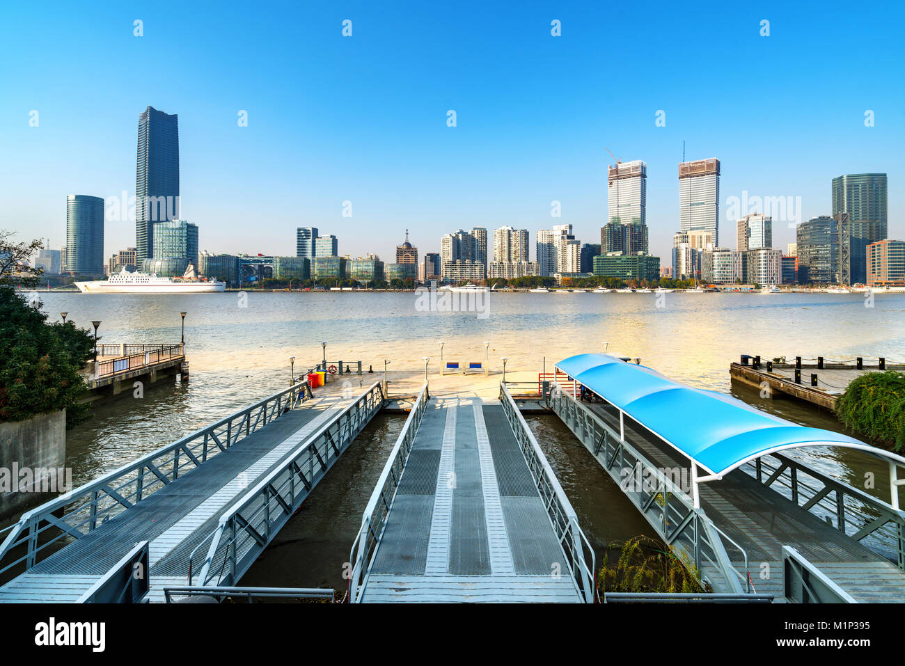 Shanghais hohen Gebäuden und den Fluss Huangpu Stockfoto