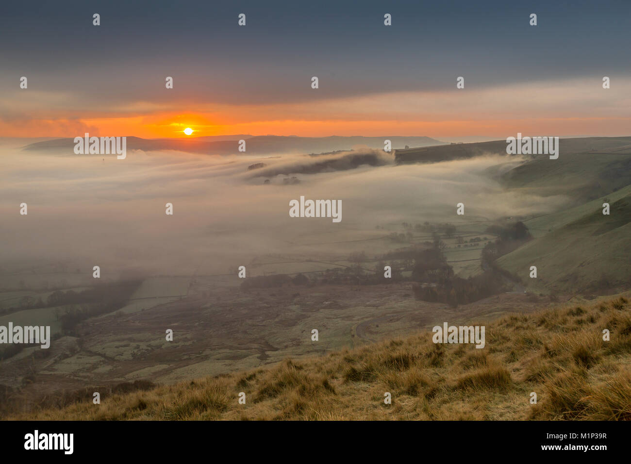 Blick von Mam Tor von Nebel in Hope Valley bei Sonnenaufgang, Castleton, Nationalpark Peak District, Derbyshire, England, Vereinigtes Königreich, Europa Stockfoto