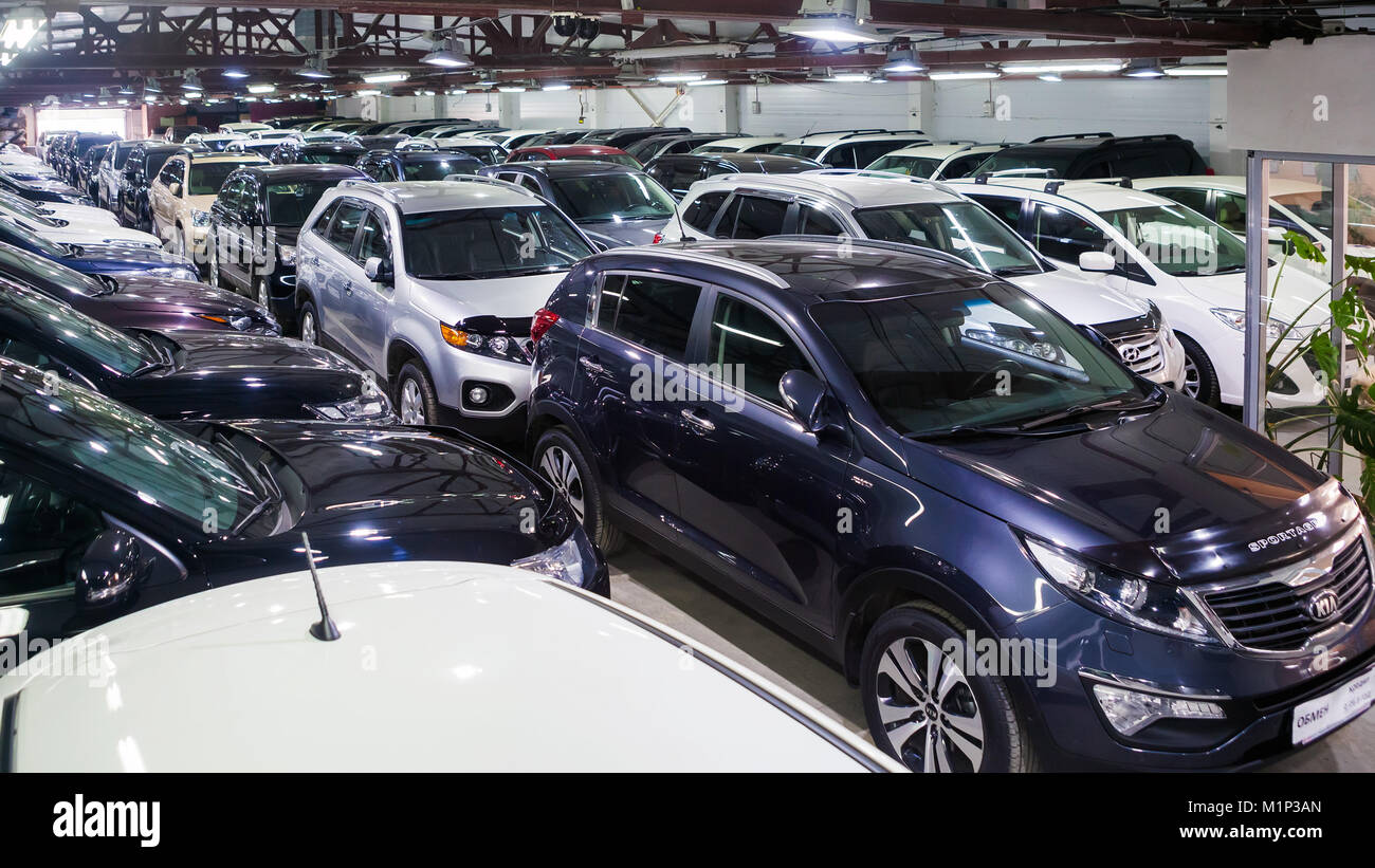 Nowosibirsk, Russland - 12. Februar 2017: Eine Reihe von verschiedenen Autos (Pick-up-Trucks, Frequenzweichen, Geländewagen, Limousinen) im Autohaus sind auf Verkauf Stockfoto