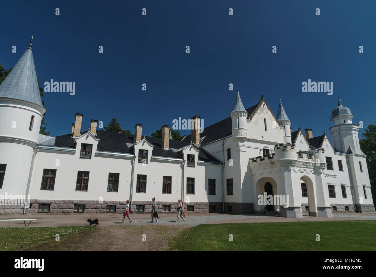 Besucher und Hund vor alatskivi Schloss, erbaut 1880-85, auf Balmoral Castle in Schottland, Alatskivi, Estland, Europa modelliert Stockfoto