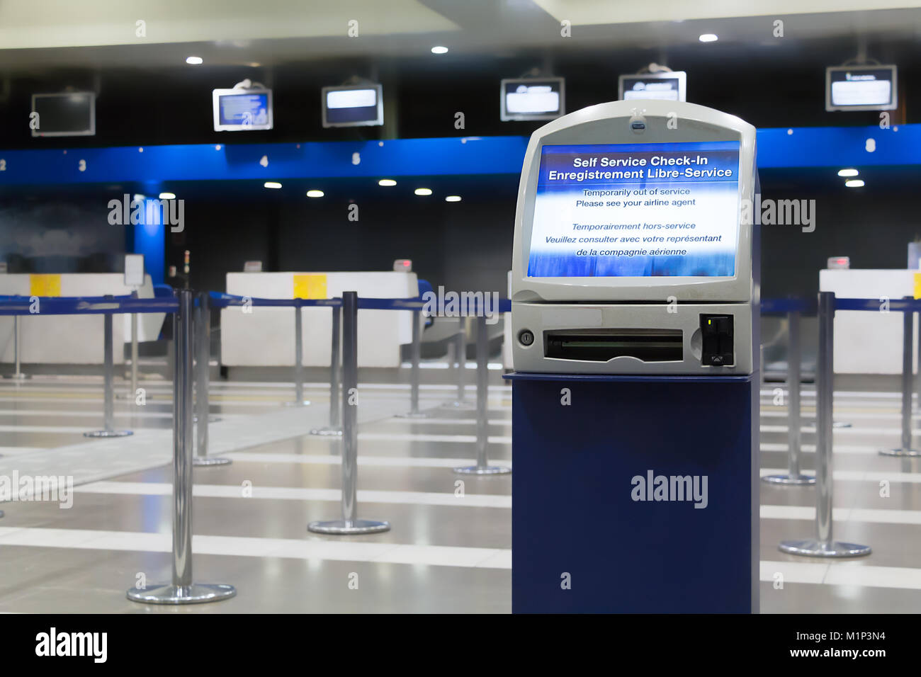 Eine automatische Check-in-Automaten aus Service am Check-in-Schalter im Inneren eine griechische Flughafen. Stockfoto