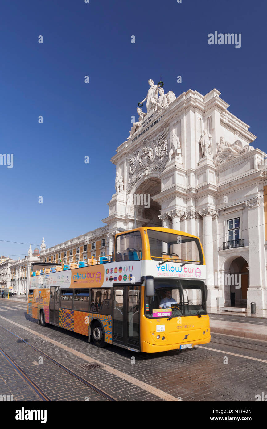 Sightseeing Bus, Arco da Rua Augusta Triumphbogen, Praca do Comercio, Baixa, Lissabon, Portugal, Europa Stockfoto
