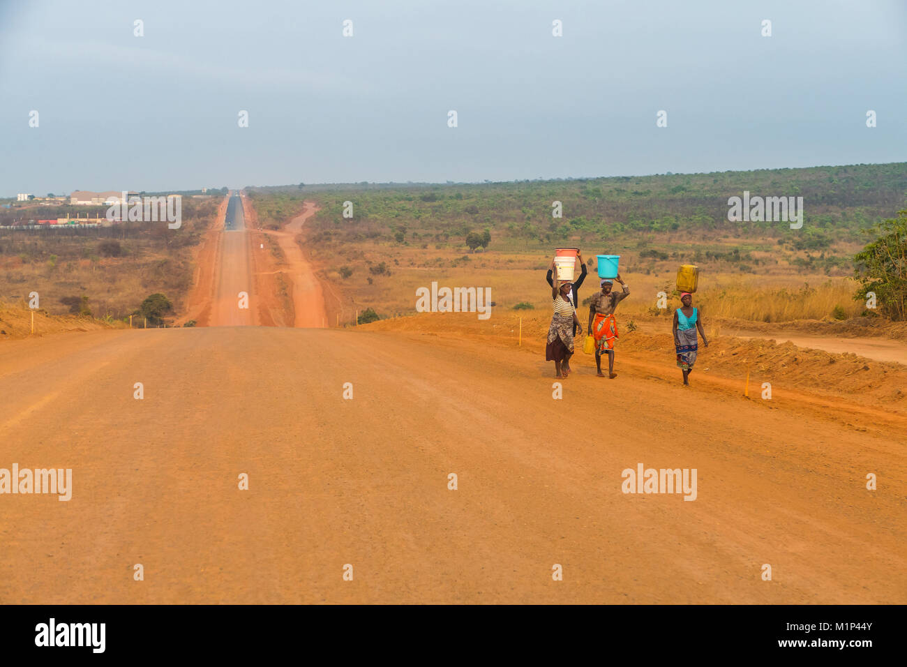 Lokale Frauen das Tragen von Wasser, Provinz Malanje, Angola, Afrika Stockfoto