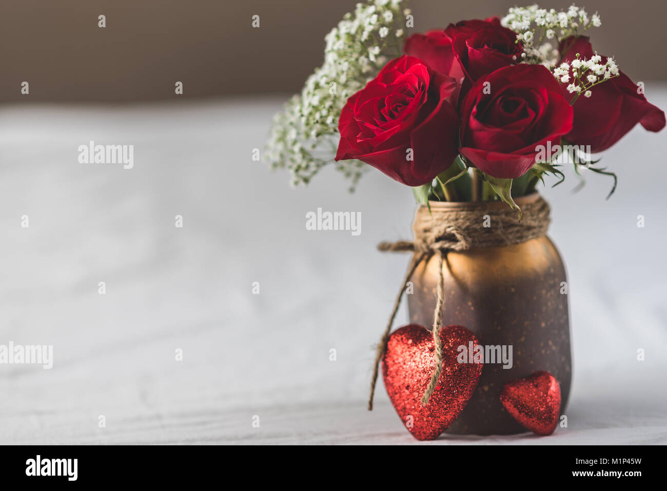 Zwei übereinander liegende rote und weiße Valentinstag Herz Würfel auf Holz-  Hintergrund. Kopieren Sie Platz auf der rechten Seite Stockfotografie -  Alamy