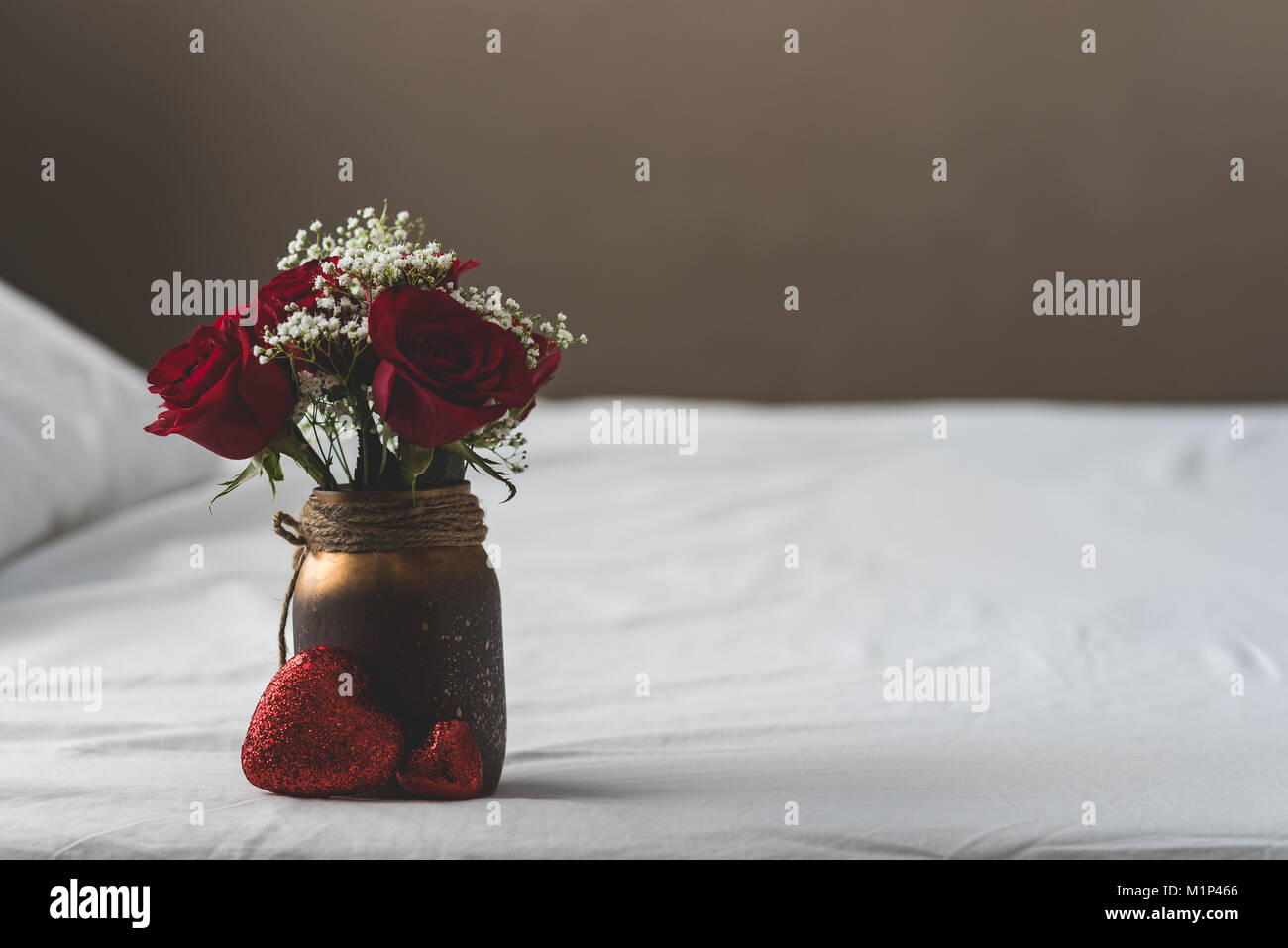 Zwei übereinander liegende rote und weiße Valentinstag Herz Würfel auf Holz-  Hintergrund. Kopieren Sie Platz auf der rechten Seite Stockfotografie -  Alamy