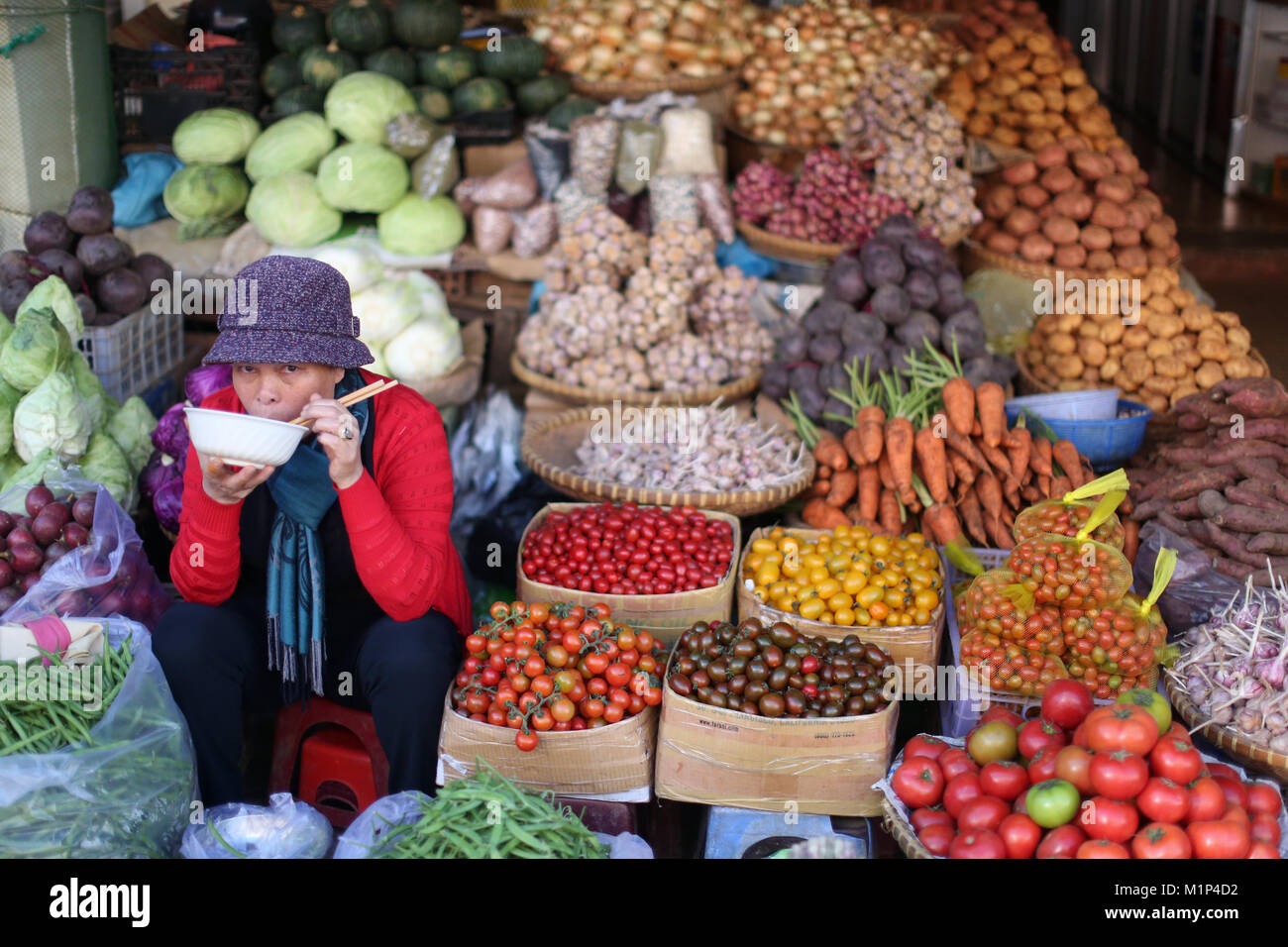 Frau verkaufen frisches Gemüse auf dem Markt, Dalat, Vietnam, Indochina, Südostasien, Asien Stockfoto