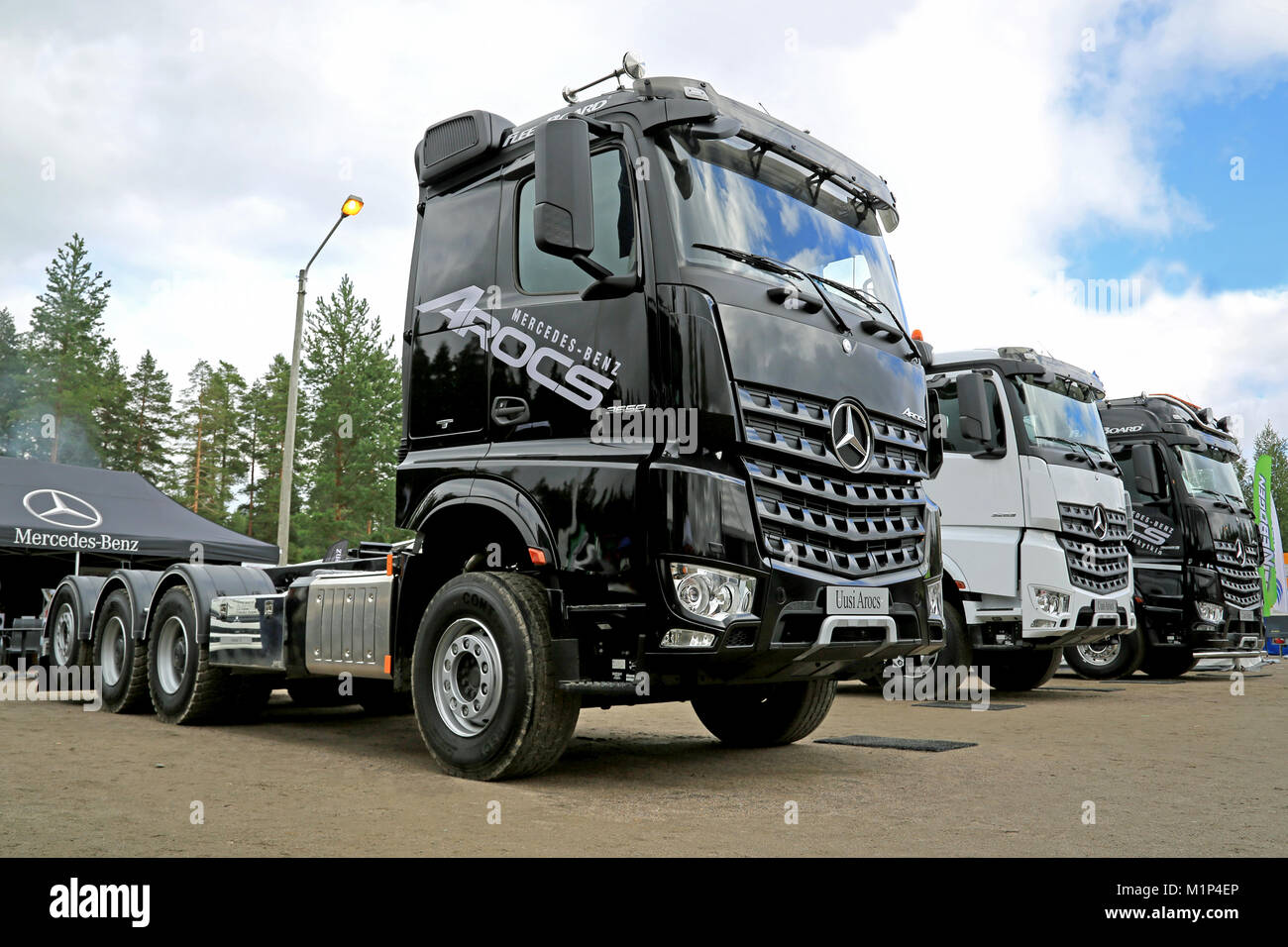 JAMSA, Finnland - 30. AUGUST 2014: Sigma Gruppe stellt Mercedes-Benz auf Arocs Finnmetko 2014. Stockfoto