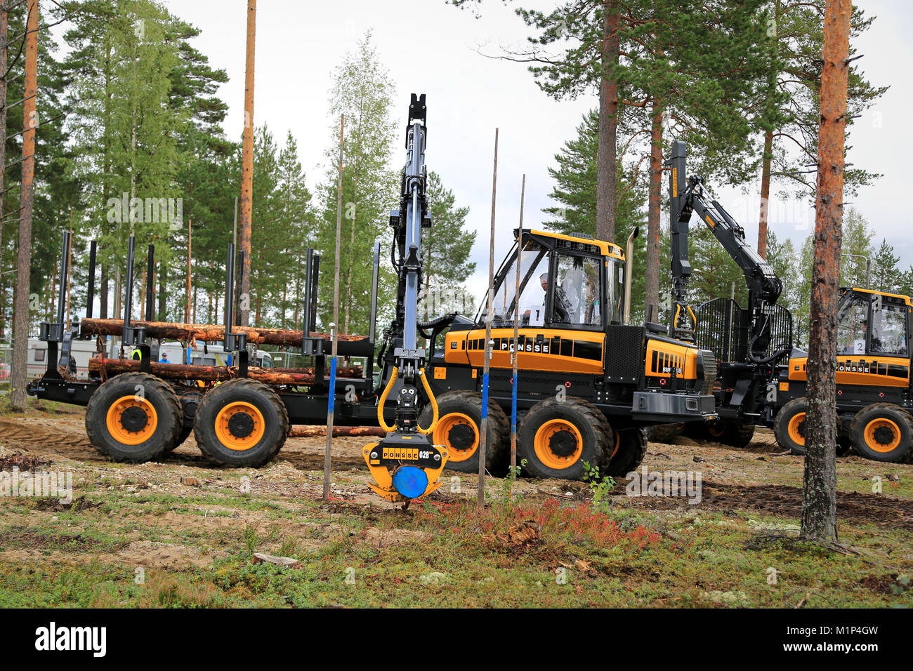 JAMSA, Finnland - 29 AUGUST 2014: Unbekannter Professional nimmt Teil an der National Forest Maschinenbediener Wettbewerb FinnMETKO 2014 statt. Stockfoto