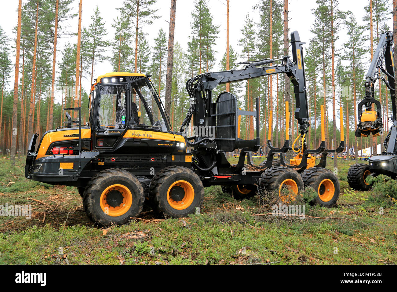 JAMSA, Finnland - 30. AUGUST 2014: forwarder Ponsse Wisent in einer Demonstration. Ponsse präsentiert seine neue Baureihe 2015 FinnMETKO 2014. Stockfoto