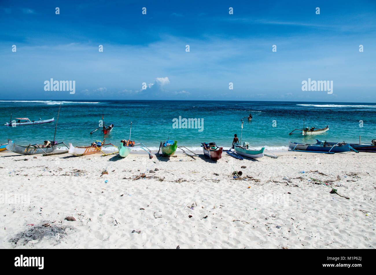 Traditionelle Indonensian Fischer bei der Arbeit mit ihren Booten am Strand in Insel Sumbawa im März 2017 ausgerichtet, Indonesien Stockfoto