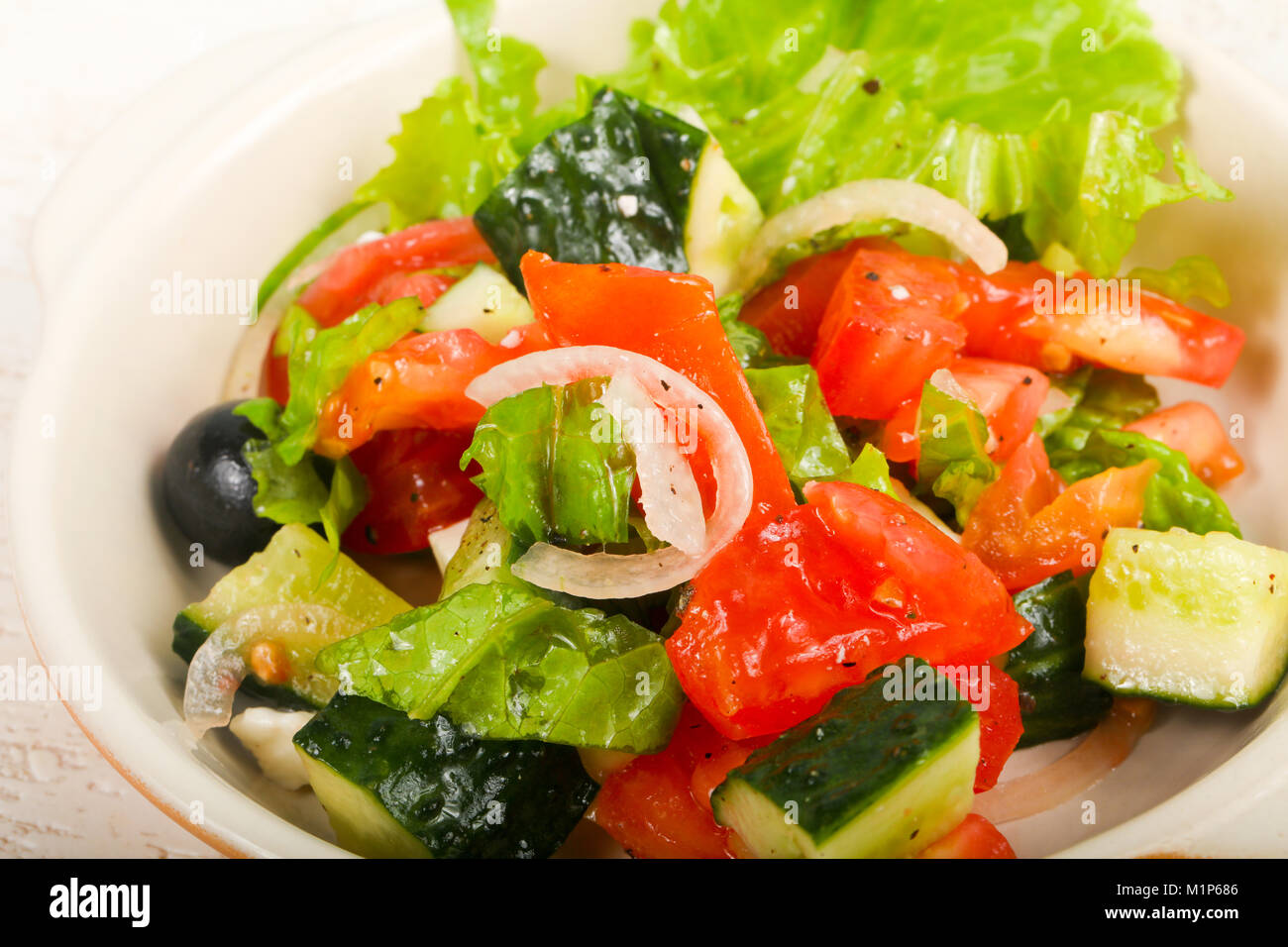Griechischer Salat mit Oliven und Fetakäse Stockfotografie - Alamy