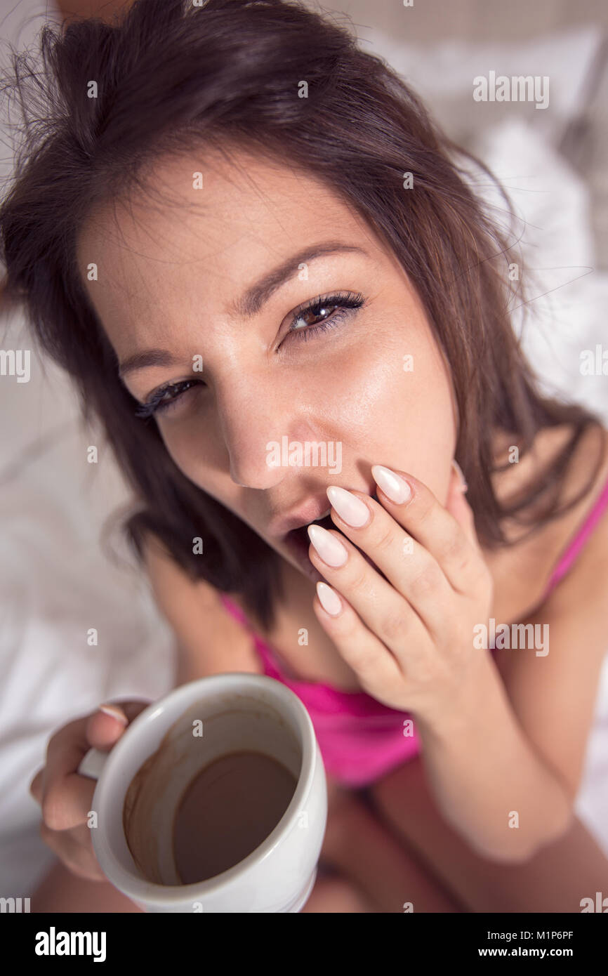 Morgen erwachen junges Mädchen mit Kaffee trinken Stockfoto