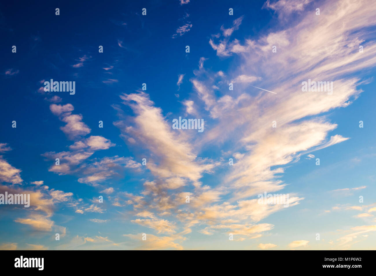 Abend blauer Himmel mit wunderschönen Wolken Stockfoto