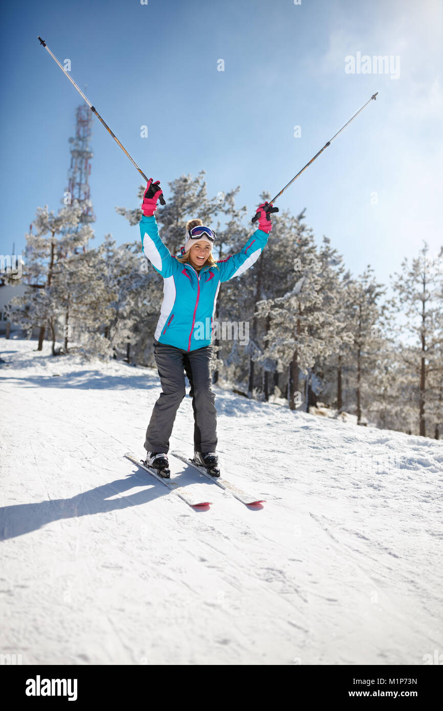 Gerne weiblich Skifahren auf dem Gelände mit Skistöcken bis Stockfoto