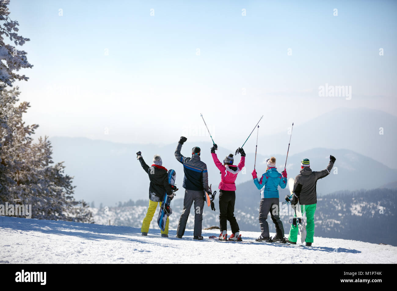 Rückansicht der Skifahrer mit Ski Stöcke bis auf die Spitze des Berges Stockfoto