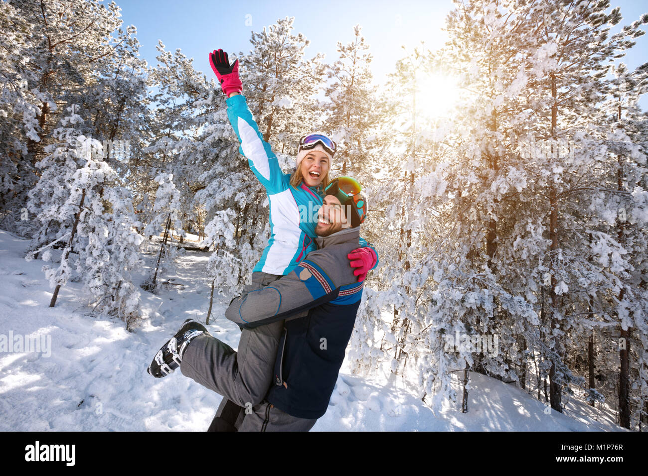 Fröhliche Liebe Paar Spaß im winter natur Stockfoto