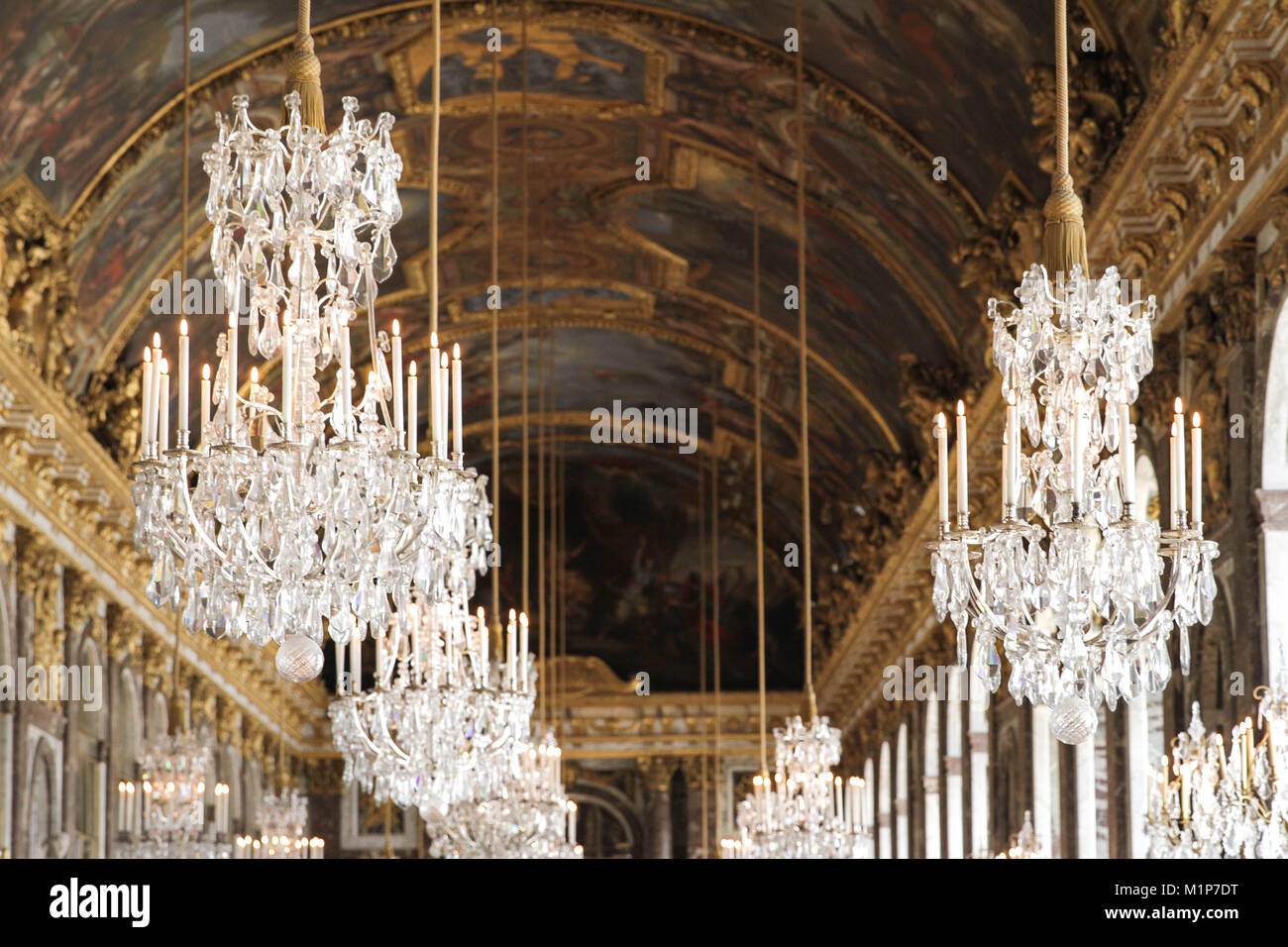 Kronleuchter aus Glas im königlichen Palast von Versailles Stockfoto