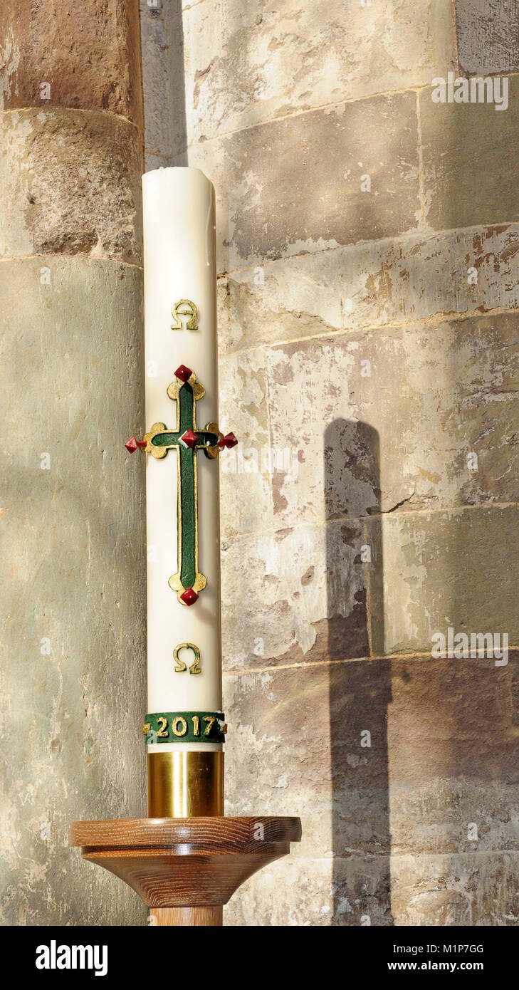 Die Osterkerze, St. David's Cathedral, Pembrokeshire. Stockfoto