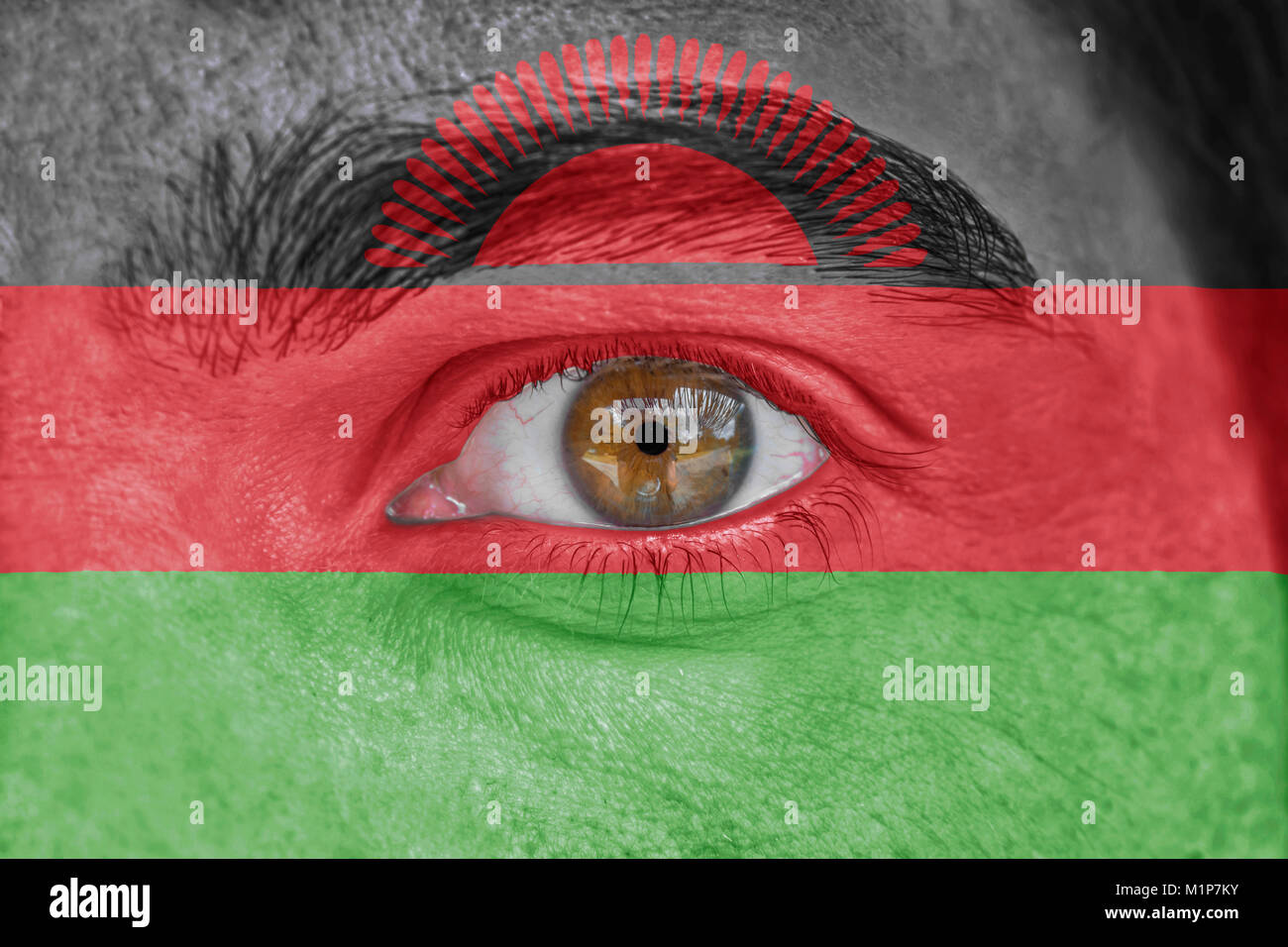 Menschliches Gesicht und Augen, mit Flagge Malawi lackiert Stockfoto