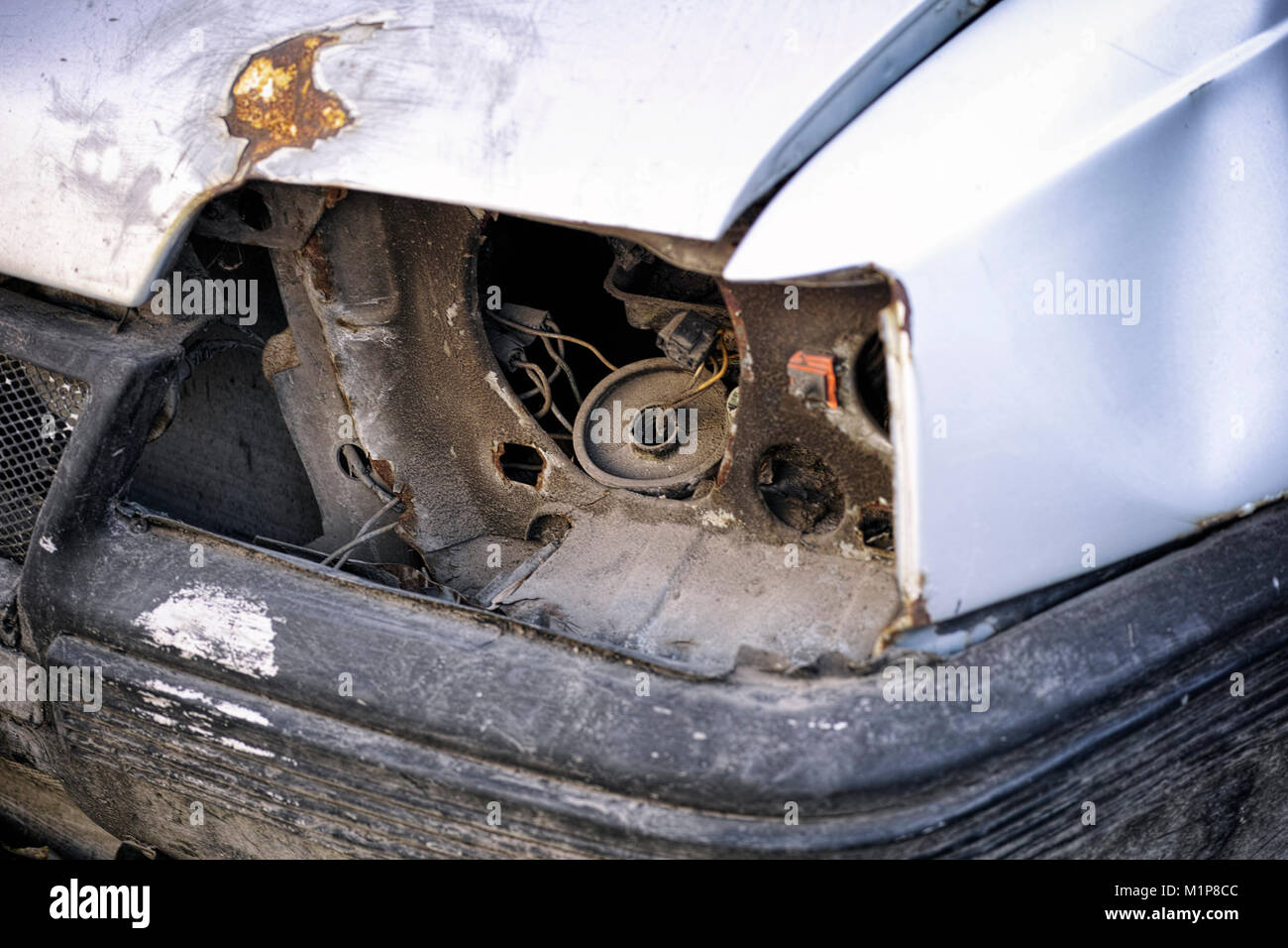 Alte kaputte Autos ohne Scheinwerfer. Close-up. Stockfoto