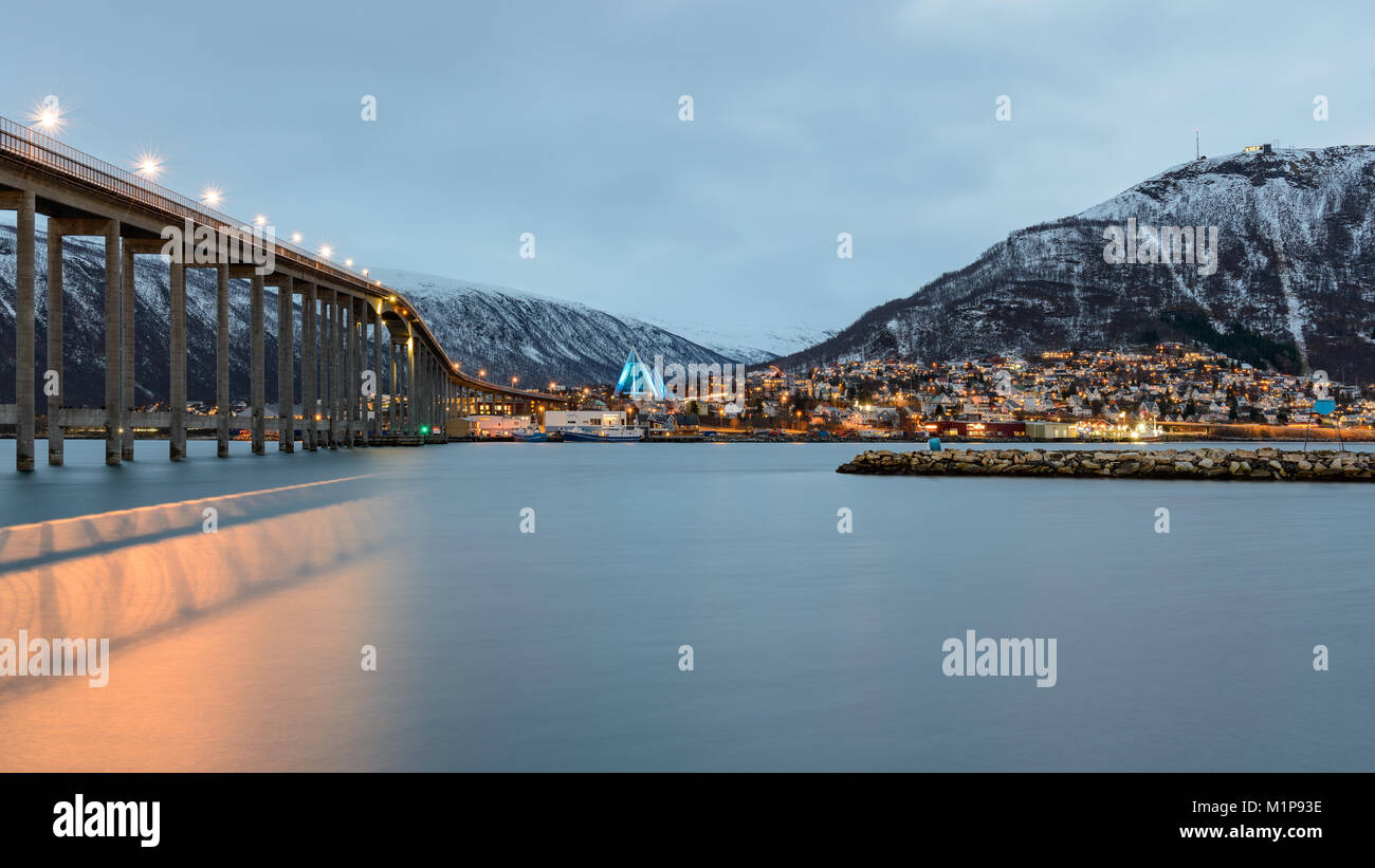 Ein Blick auf die tromsø Tromsdalen mit Brücke, die Eismeerkathedrale und Tromsdalstinden (Berg). Tromsø, Norwegen. Stockfoto