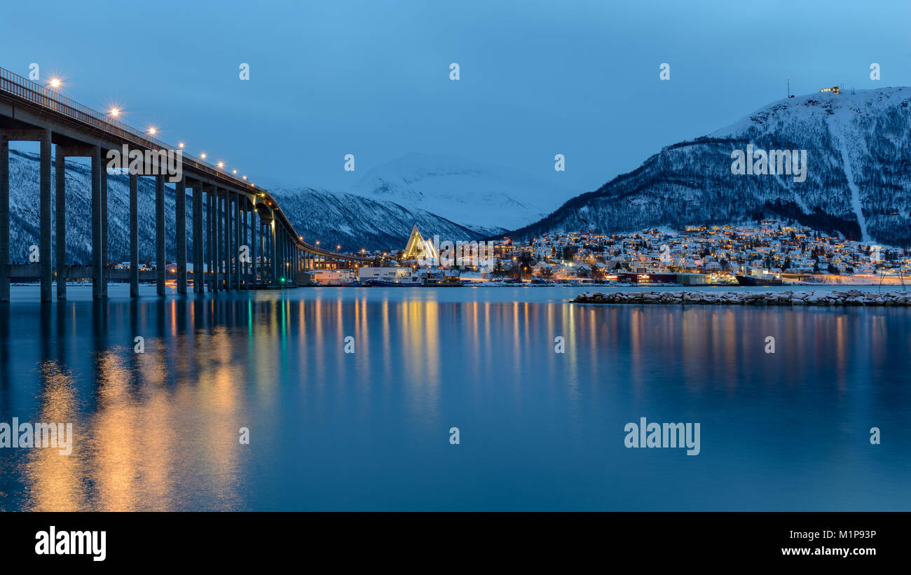 Ein Blick auf die tromsø Tromsdalen mit Brücke, die Eismeerkathedrale und Tromsdalstinden (Berg). Tromsø, Norwegen. Stockfoto