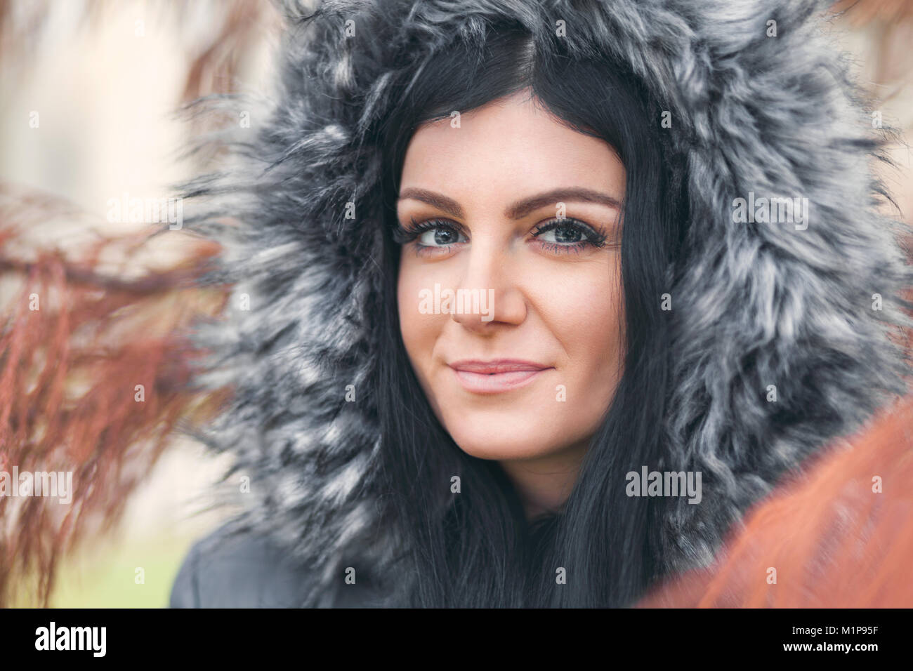 Schöne junge Frau trägt ein Fell kapuze Wintermantel Stockfotografie - Alamy