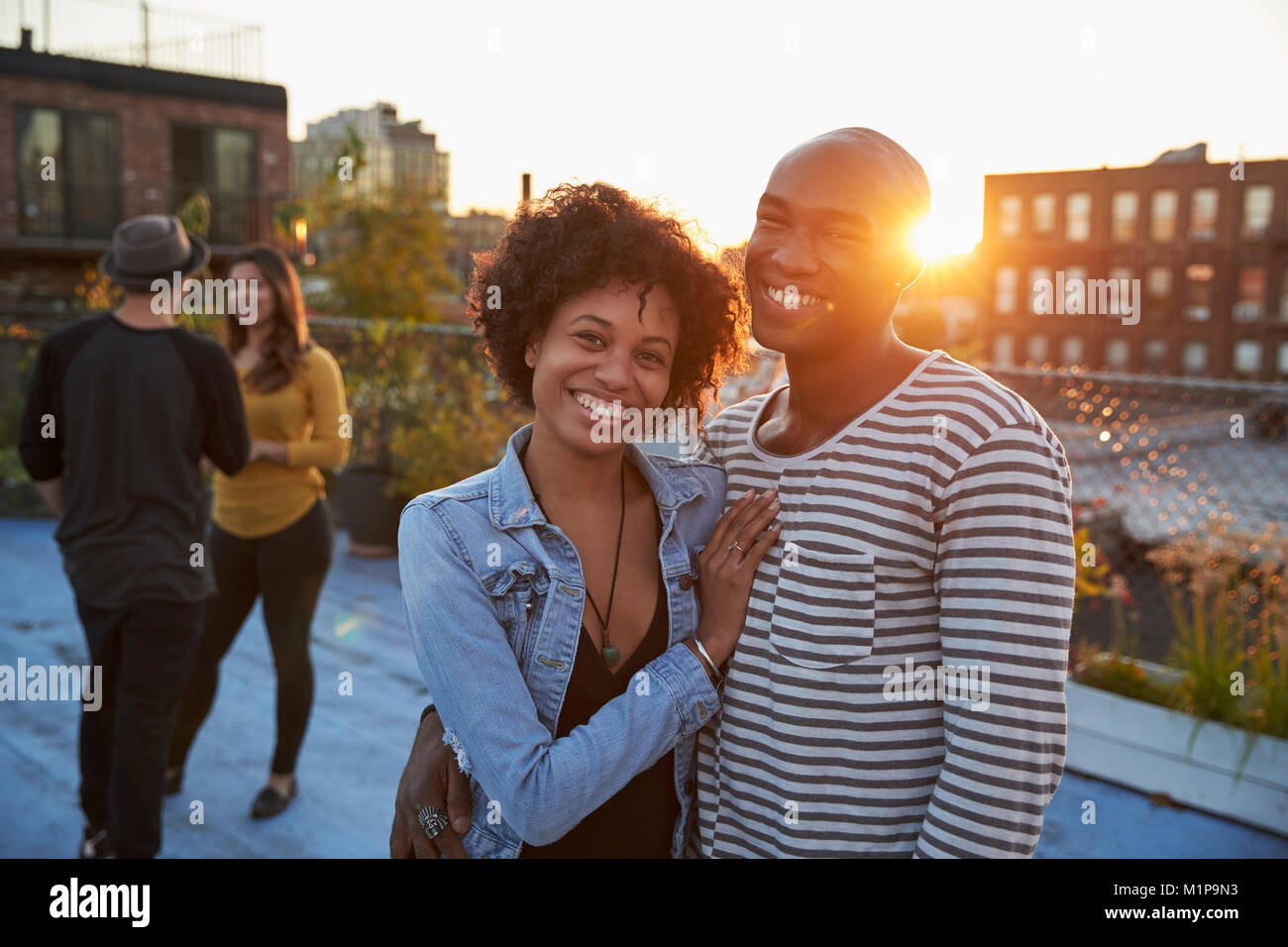 Junge schwarze Paar Umarmung an eine Dachterrasse Partei Stockfoto