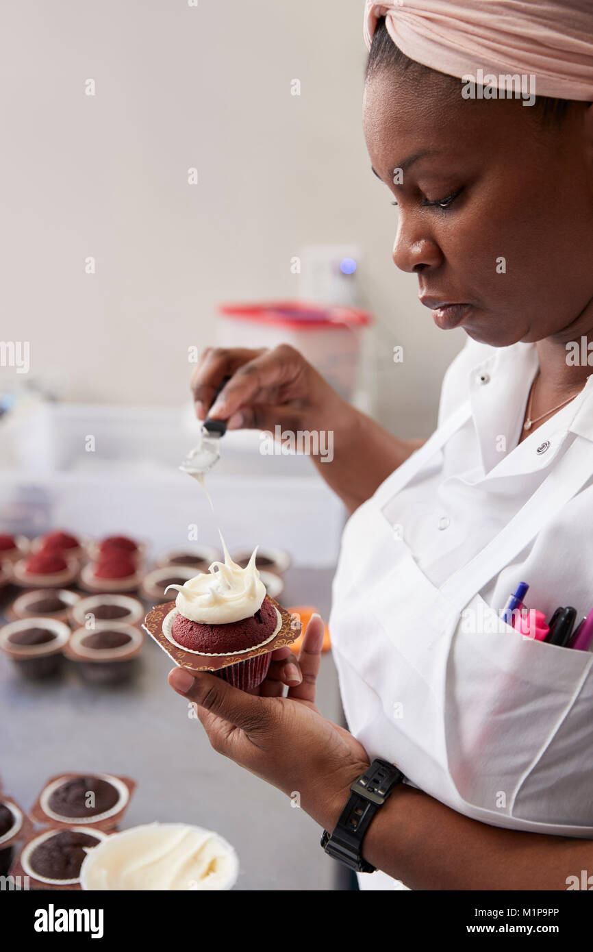 Junge schwarze Frau, die Zubereitung von Speisen in einer Bäckerei, in der Nähe Stockfoto