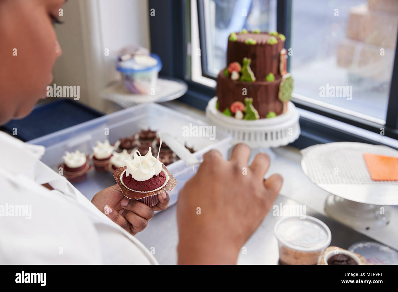 Schwarze Frau Zubereitung von Speisen in einer Bäckerei, über die Schulter sehen Stockfoto