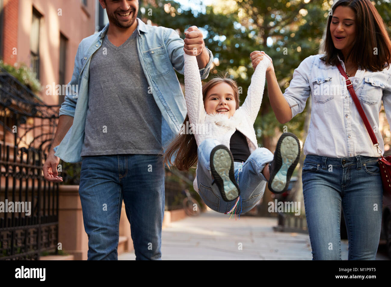 Familie bei einem Spaziergang auf der Straße, in der Nähe Stockfoto