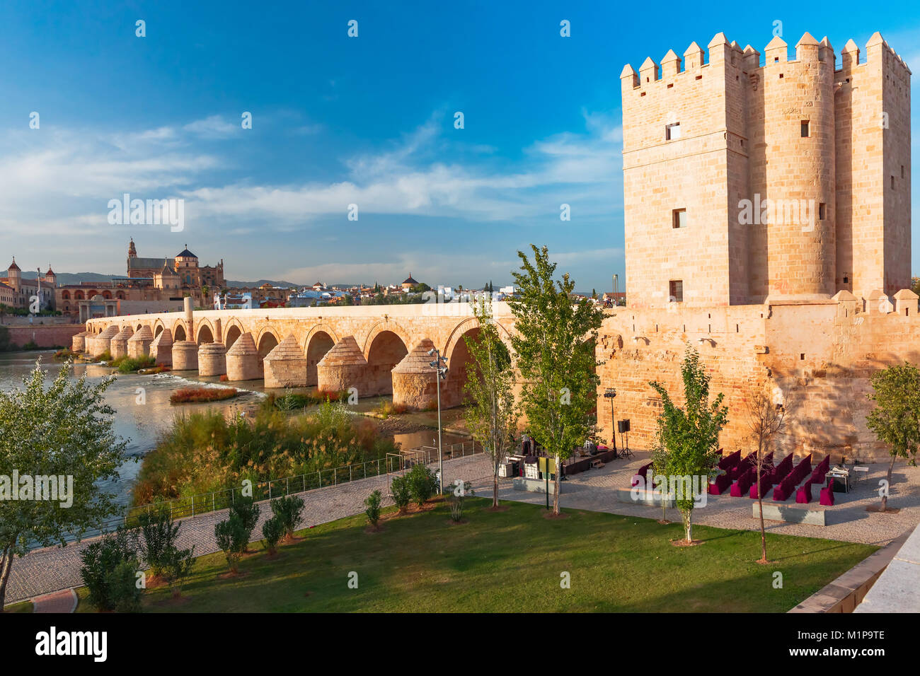 Mezquita und römischen Brücke in Cordoba, Spanien Stockfoto