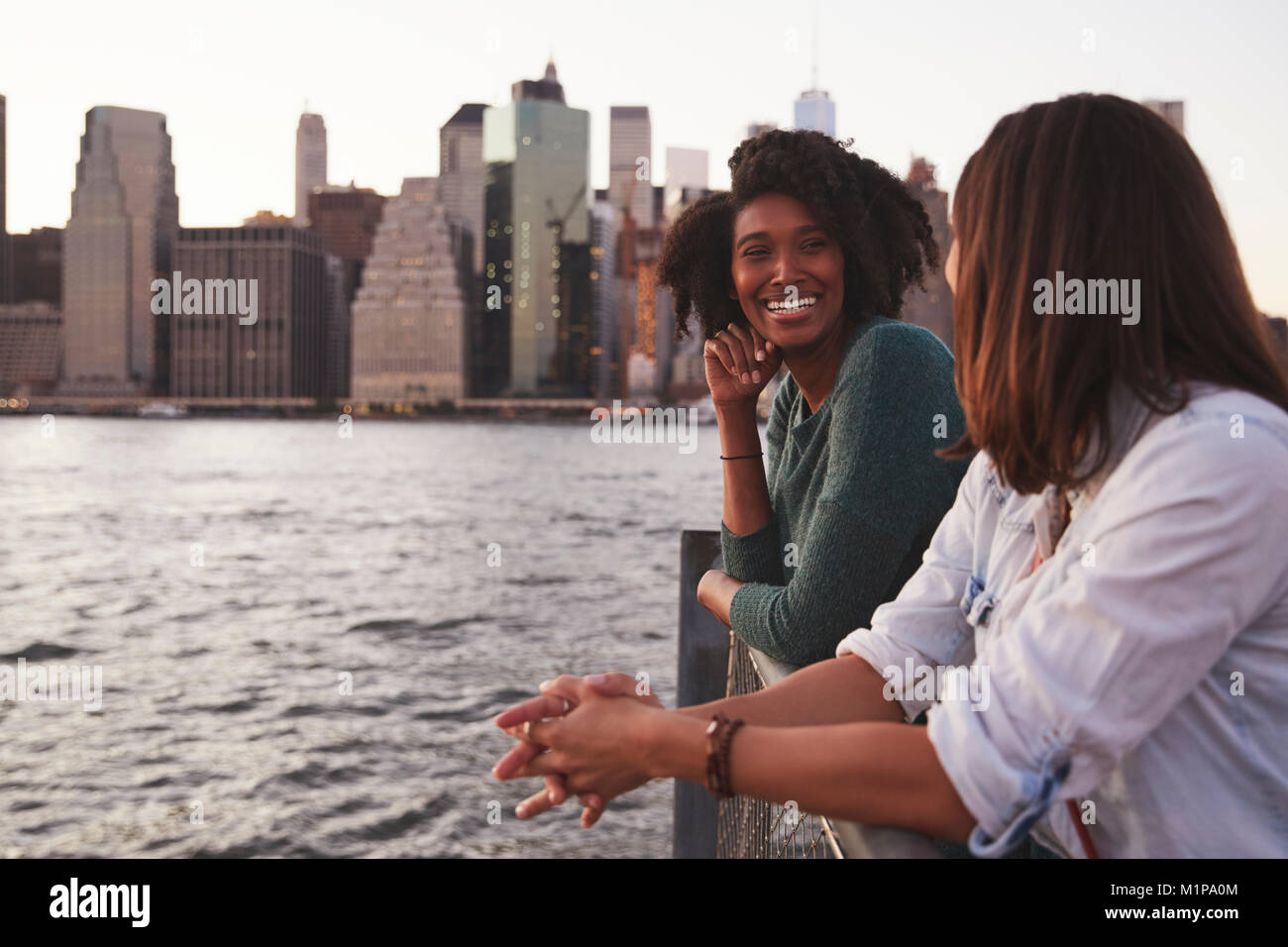 Junges Paar stehend auf Kai, Seitenansicht Stockfoto
