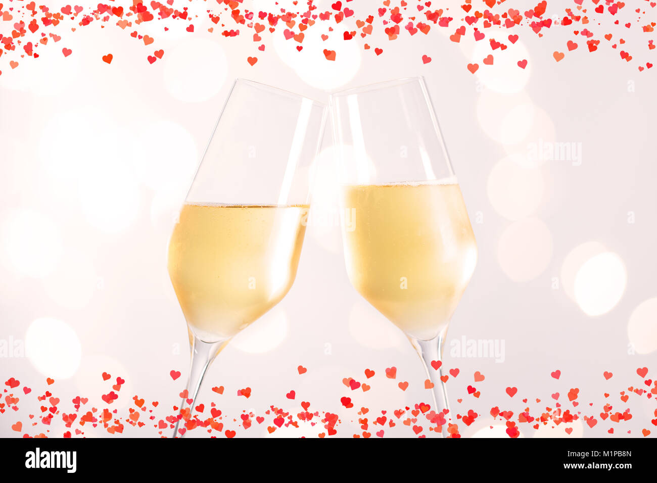 Champagner Gläser mit Herzen und unscharfen Hintergrund für Valentines Tag und Hochzeit Stockfoto