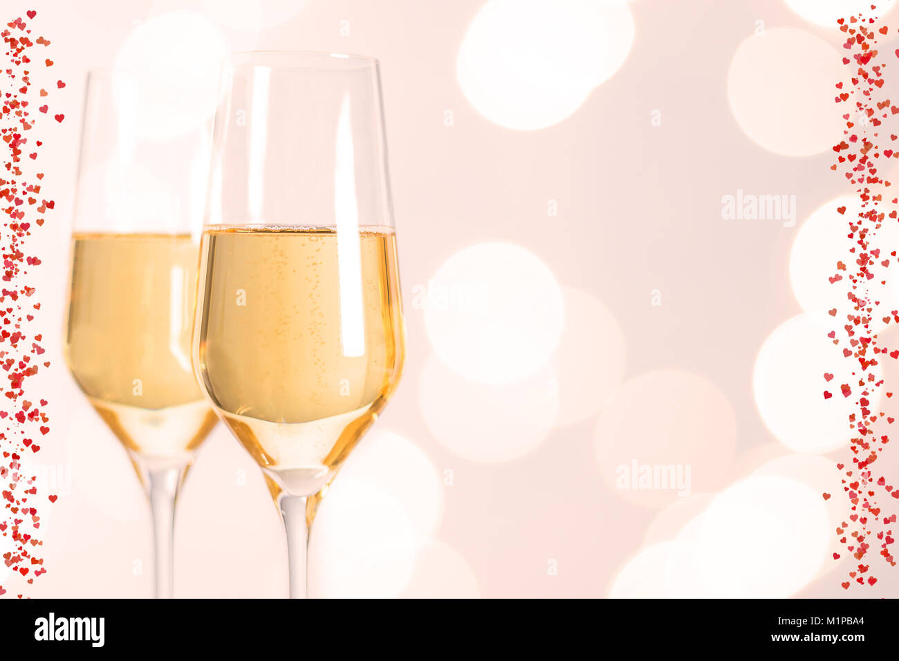 Champagner Gläser mit Herzen und unscharfen Hintergrund für Valentines Tag und Hochzeit Stockfoto