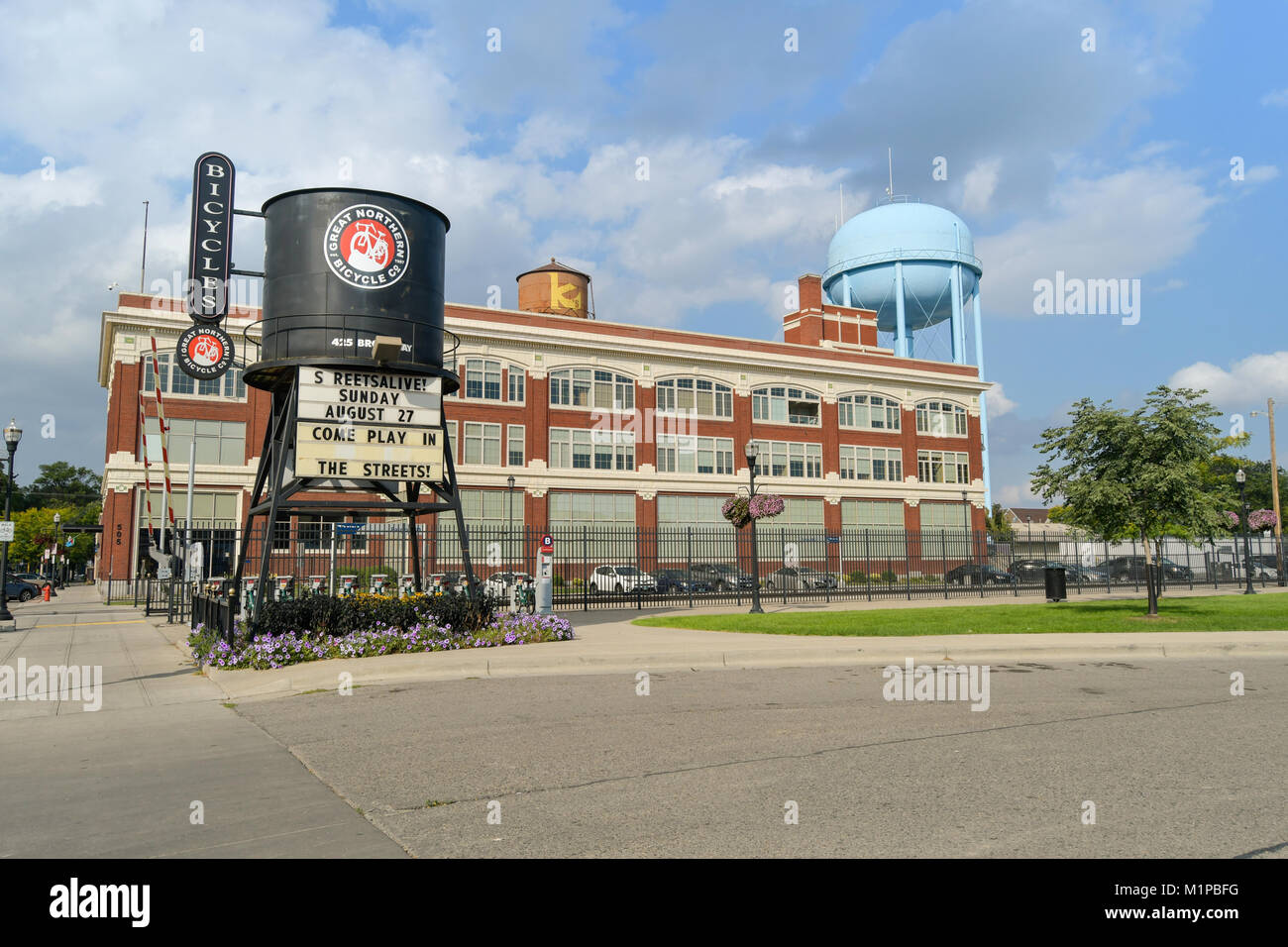 FARGO. ND, USA - 24. August 2017: Great Northern Bicycles Company Logo auf dem alten Wasserturm in Fargo, North Dakota, USA. Stockfoto