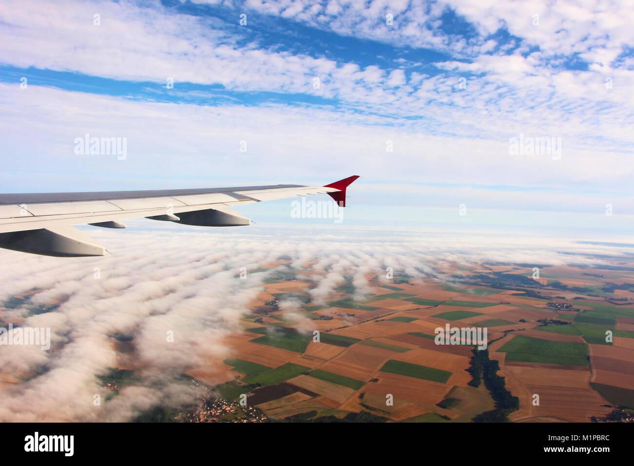 Ein Blick aus dem Flugzeug Fenster des Kotflügels Stockfoto