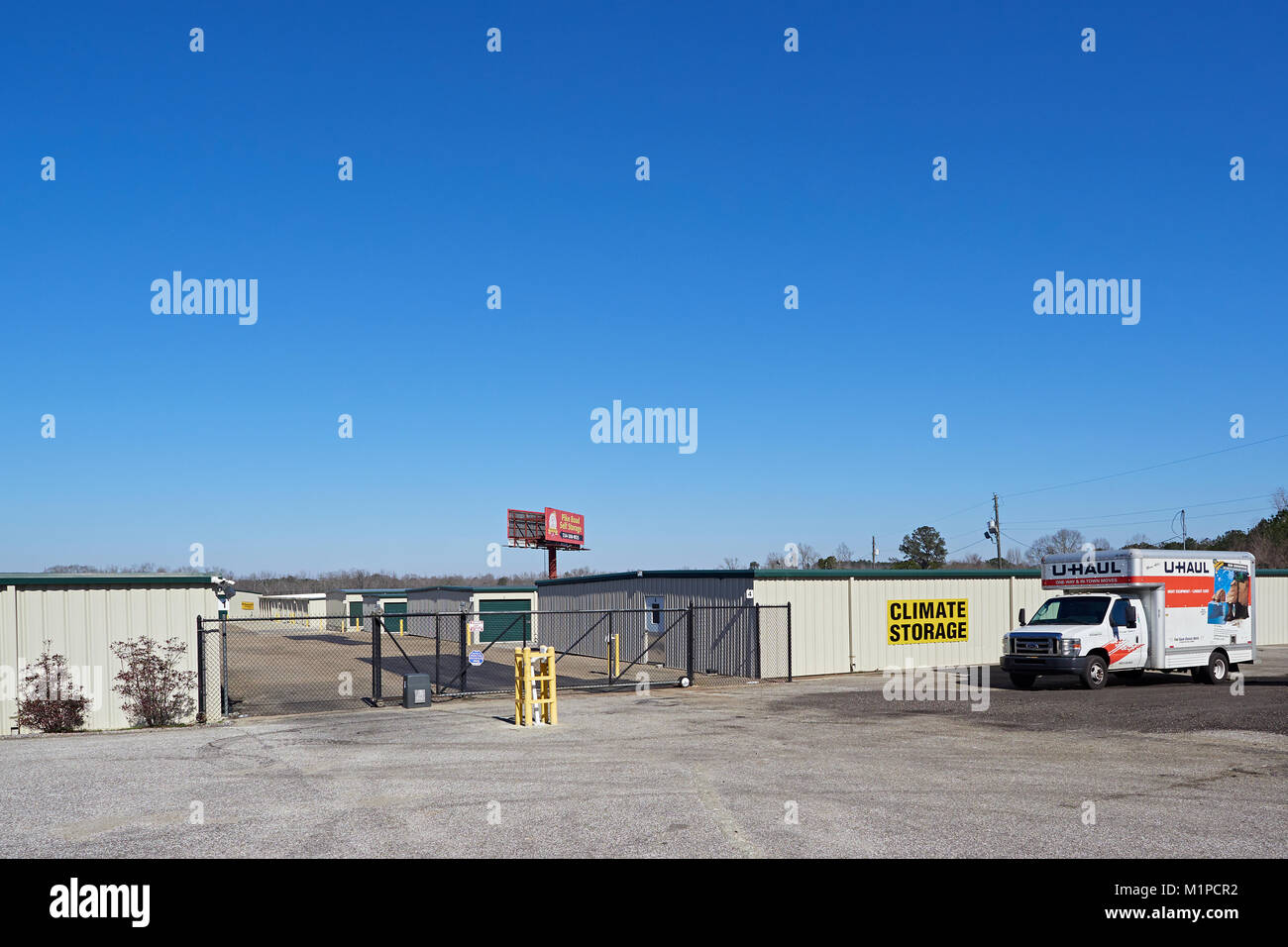 Äußere vordere Eingangstor zu einer Self Storage Facility, das Klima kontrolliert und Mieten UHAUL Lkw in Montgomery Alabama in den Vereinigten Staaten. Stockfoto