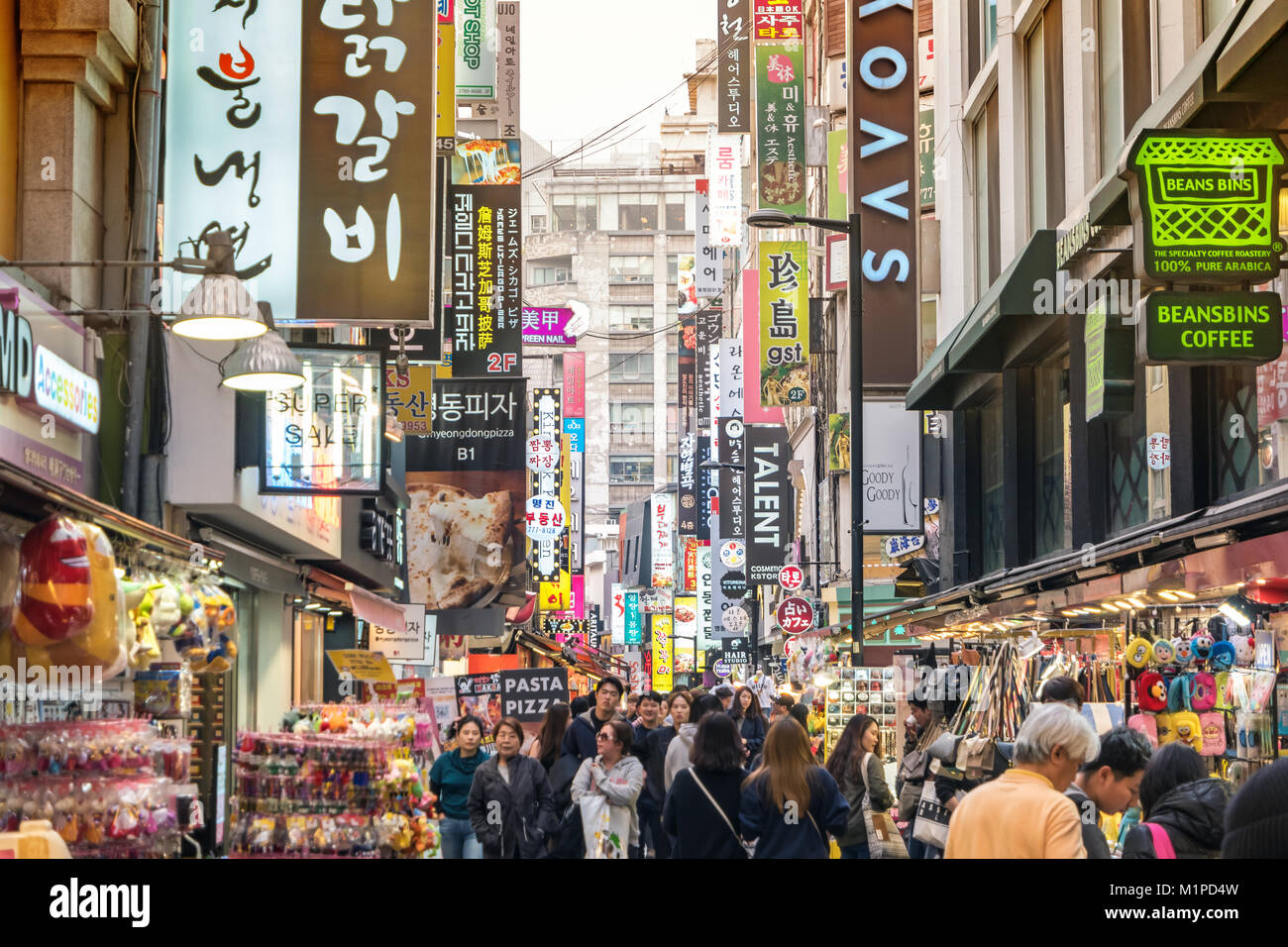 MYEONG DONG, SEOUL, Südkorea - April 1, 2016: Touristen in Myeong-dong Shopping Street, Seoul, Südkorea Stockfoto