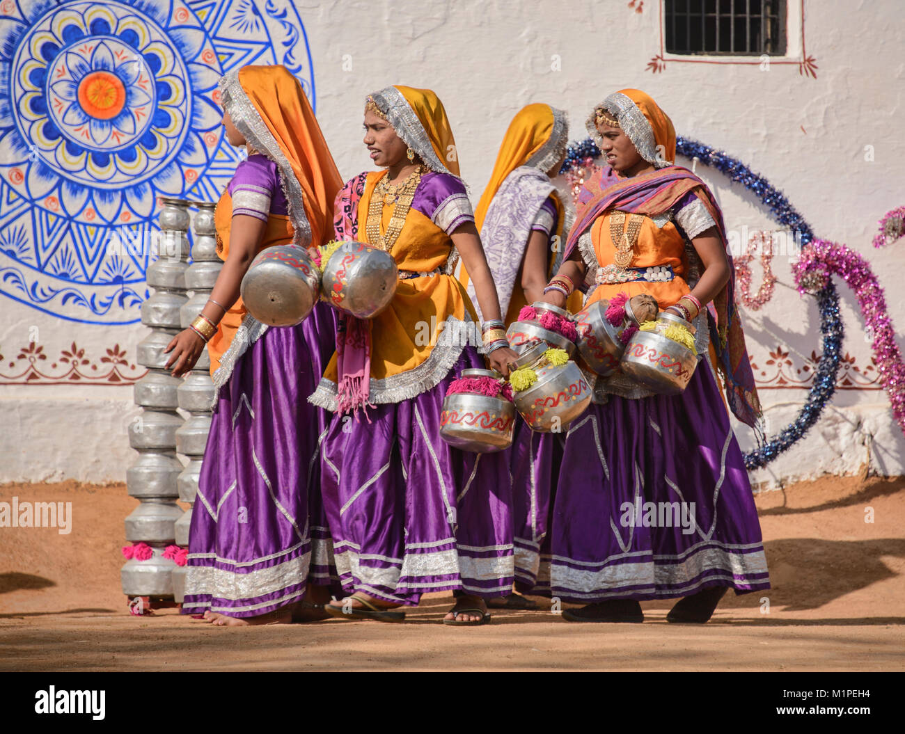 Frauen bereiten die Bhavai Topf Tanz aus Rajasthan und Gujarat, feiern die Bemühungen der Frauen in der Wüste Wasser, Udaipur, Rajasthan Stockfoto