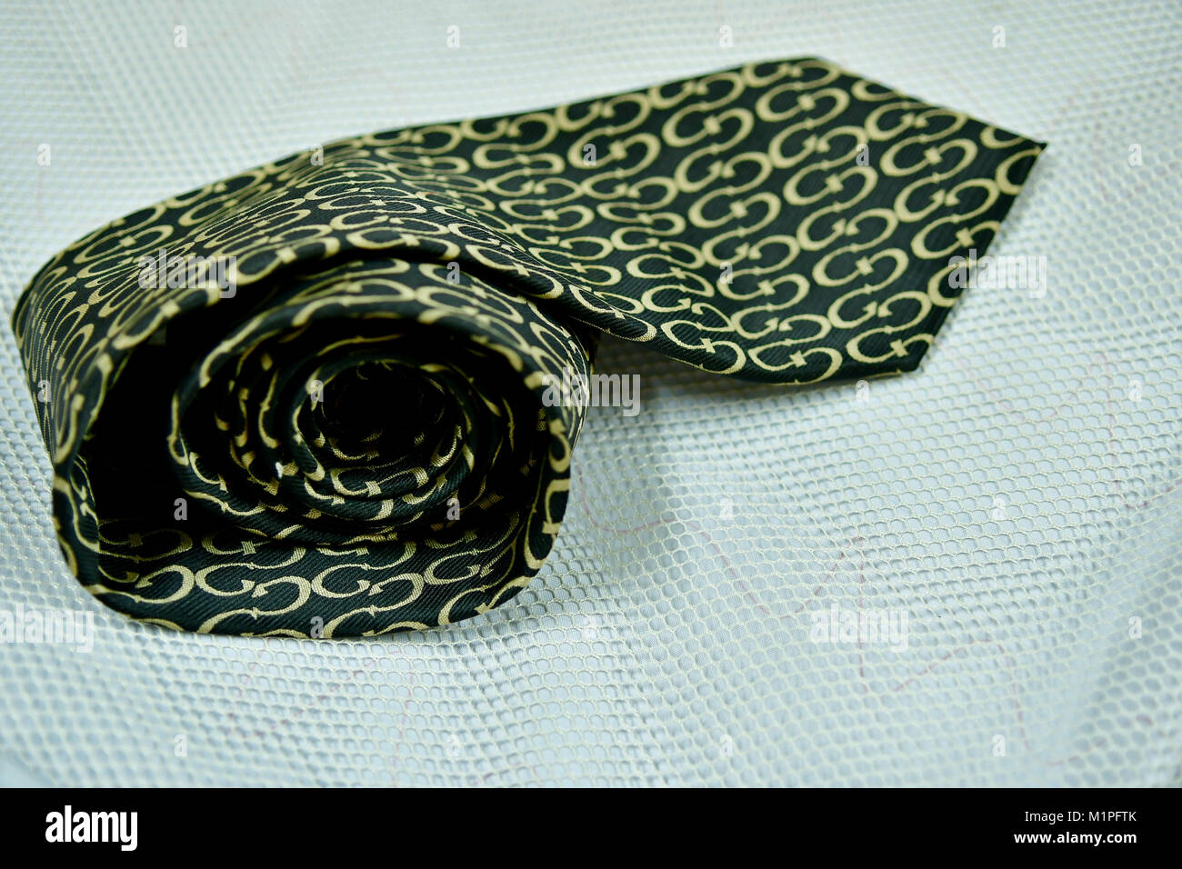 Herren Leder Gürtel Sport Style und Herren Krawatte von Gucci und Holzboden Stockfoto