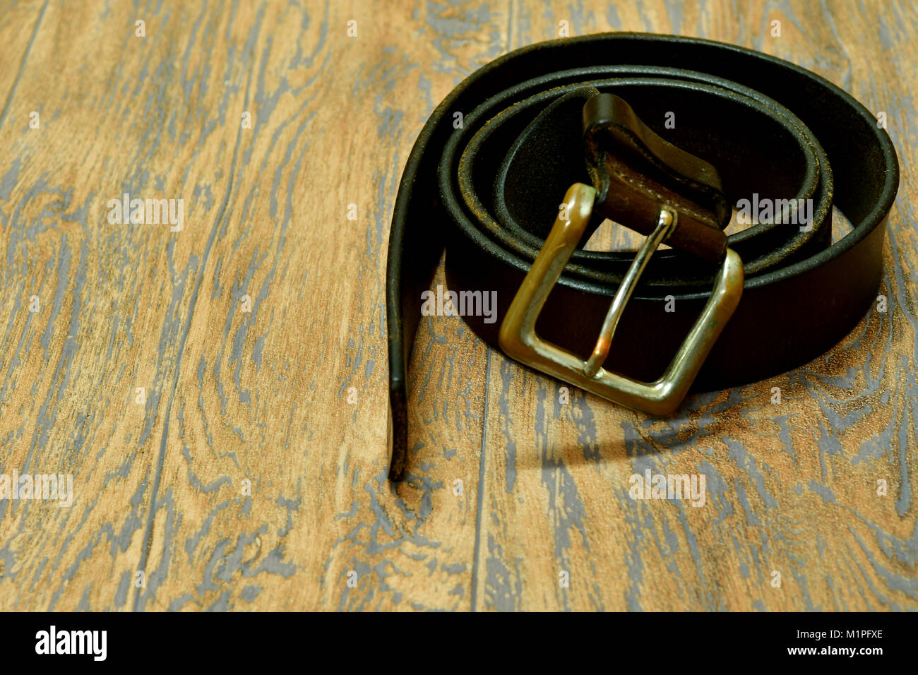 Herren Leder Gürtel Sport Style und Herren Krawatte von Gucci und Holzboden Stockfoto