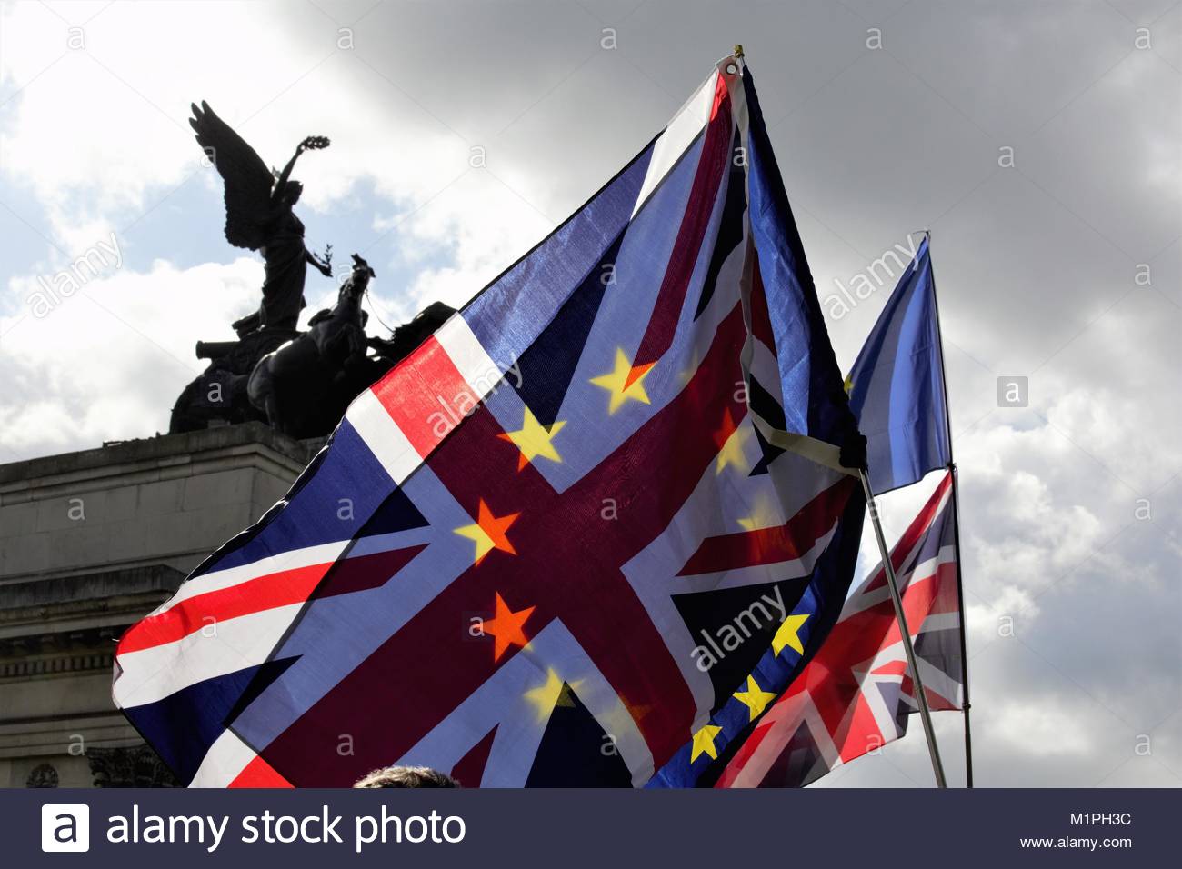 Die EU und UK Flaggen während eines anti-Brexit Protest in Hyde Park London, UK fliegen. Stockfoto