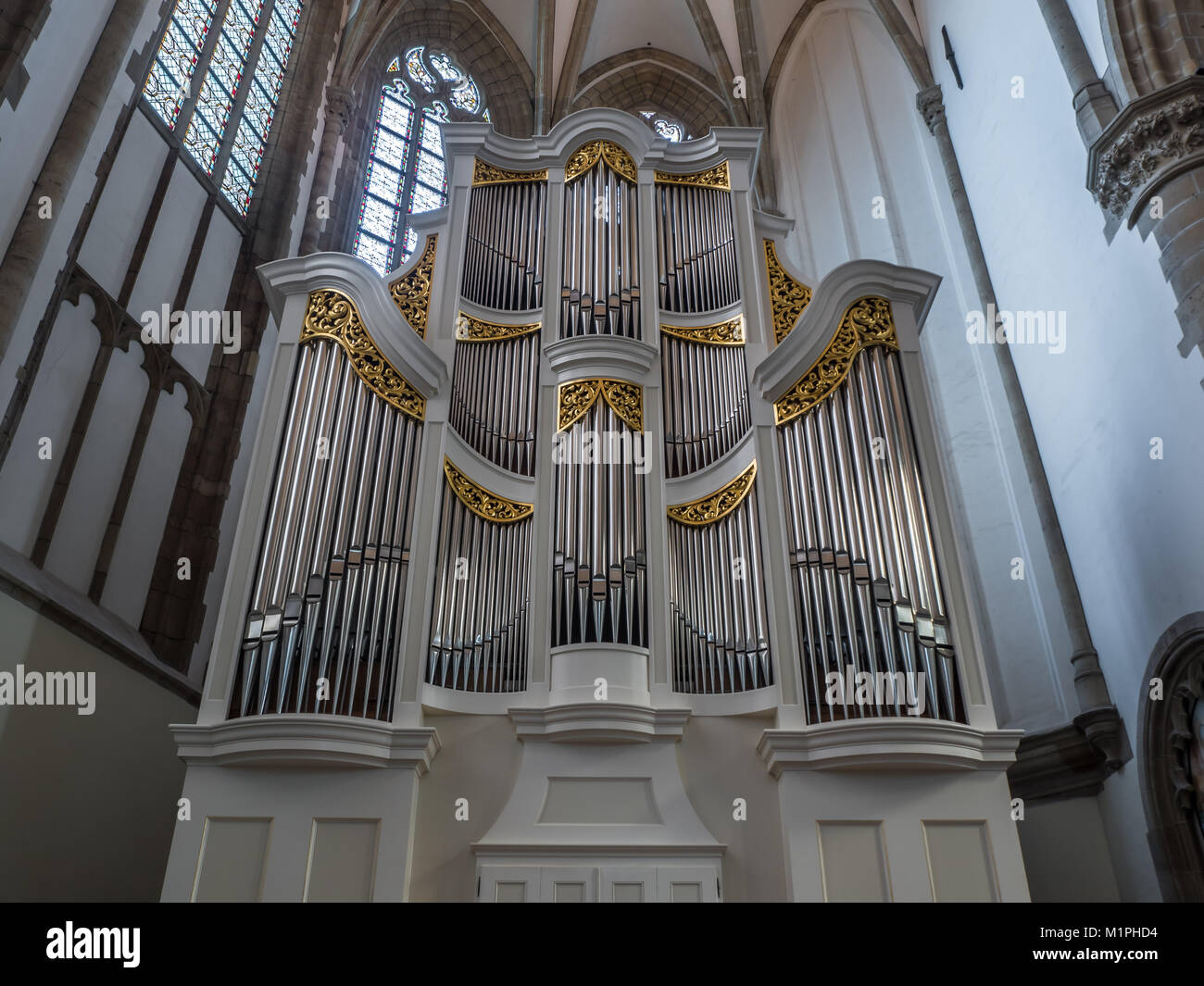 DORDRECHT, Niederlande - 27. Oktober 2017: Der Bach Orgel der Grote Kerk wurde 2007 erbaut von verschueren Orgelbouw. Es ist sehr geeignet für playin Stockfoto