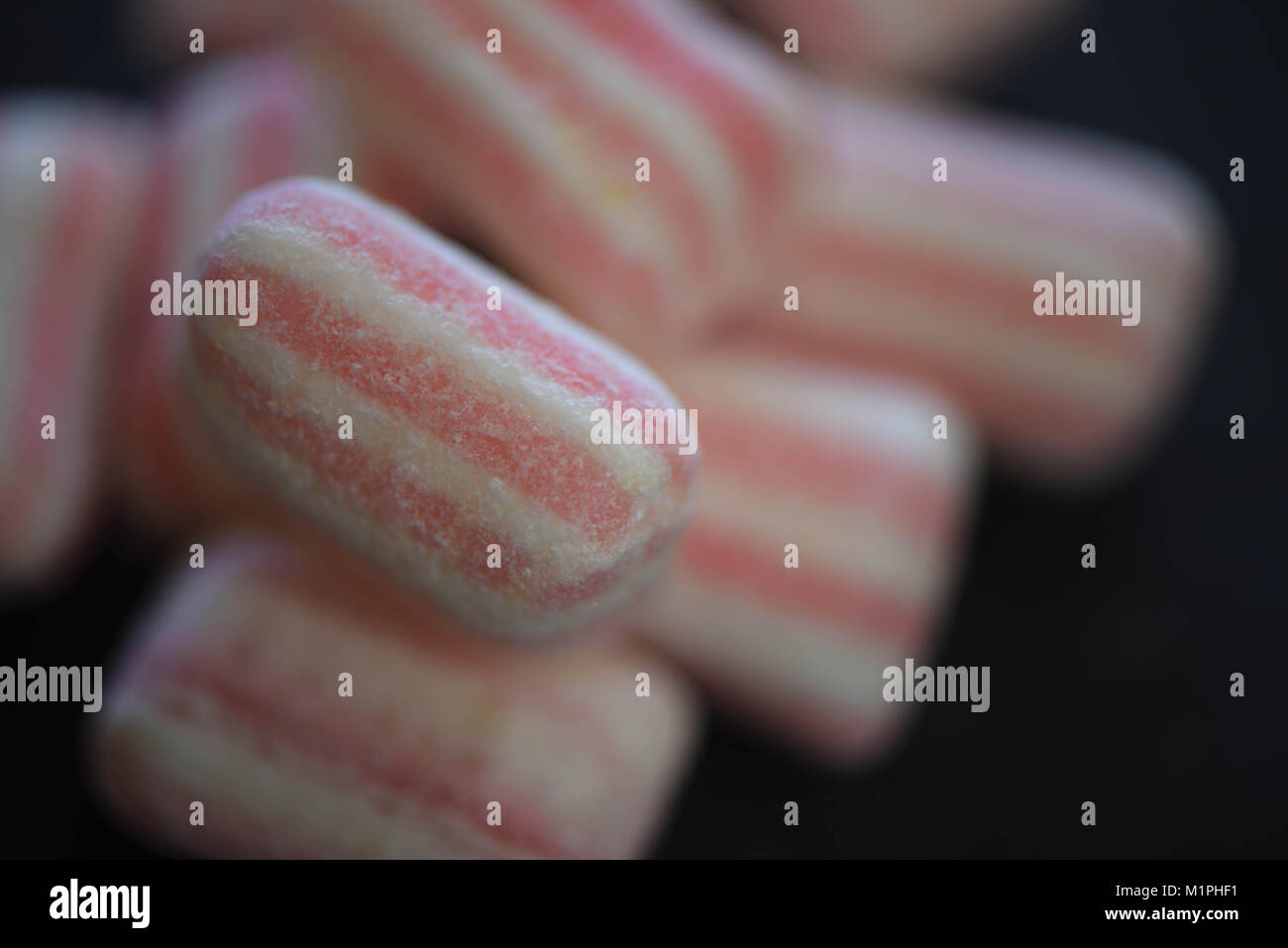 Gutes Essen, von Pastell Farbe rosa und weißen Süßigkeiten behandelt oder Süßigkeiten in der Nähe aufgegriffen und Zucker überzogen genannte Winter Mix Stockfoto