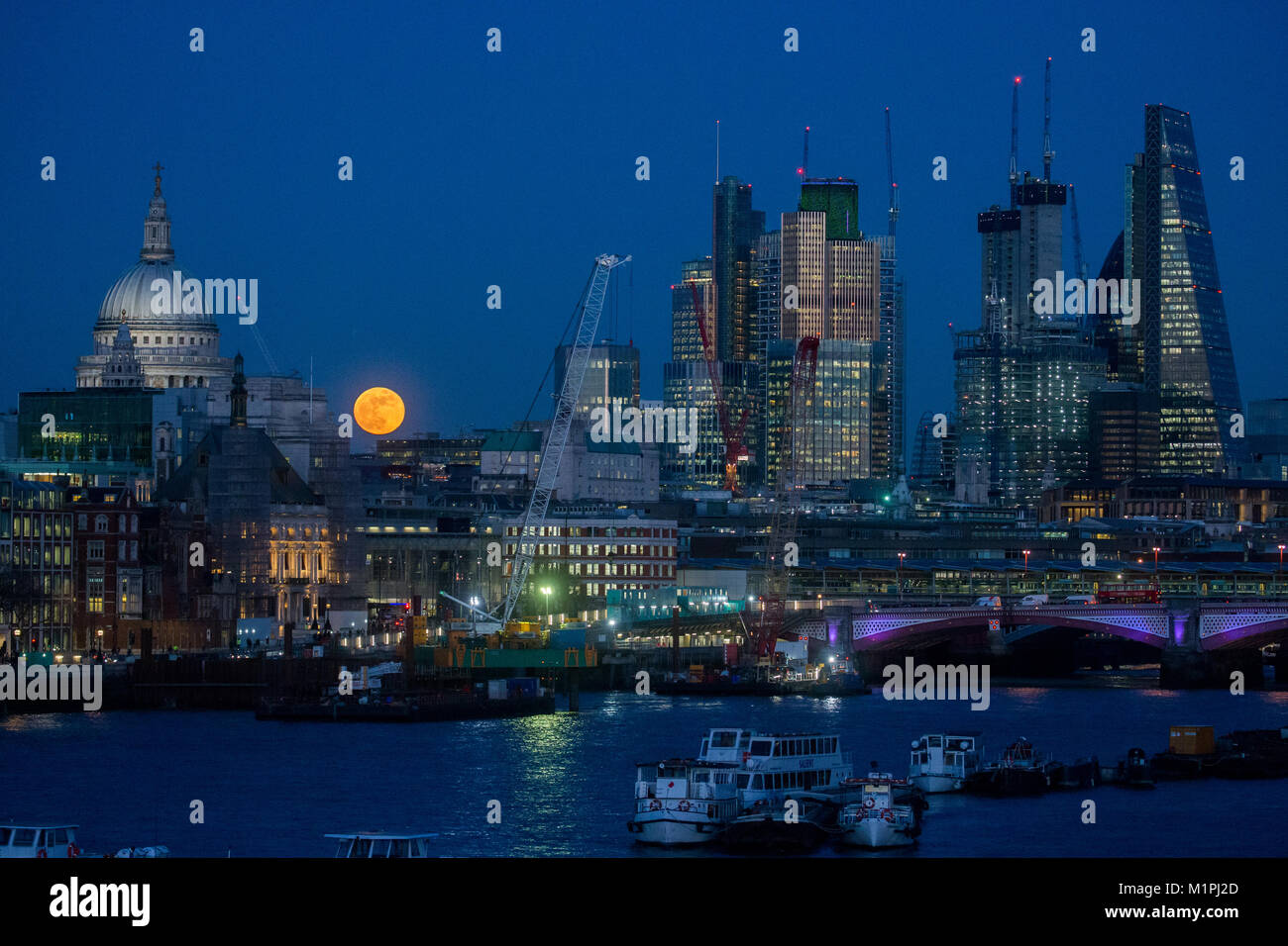 Die Supermoon, Blue Moon und Blut Mond, erhebt sich über St Pauls Cathedral und die Innenstadt von London. Diese drei Arten zum ersten Mal seit 1866 zusammen. Stockfoto