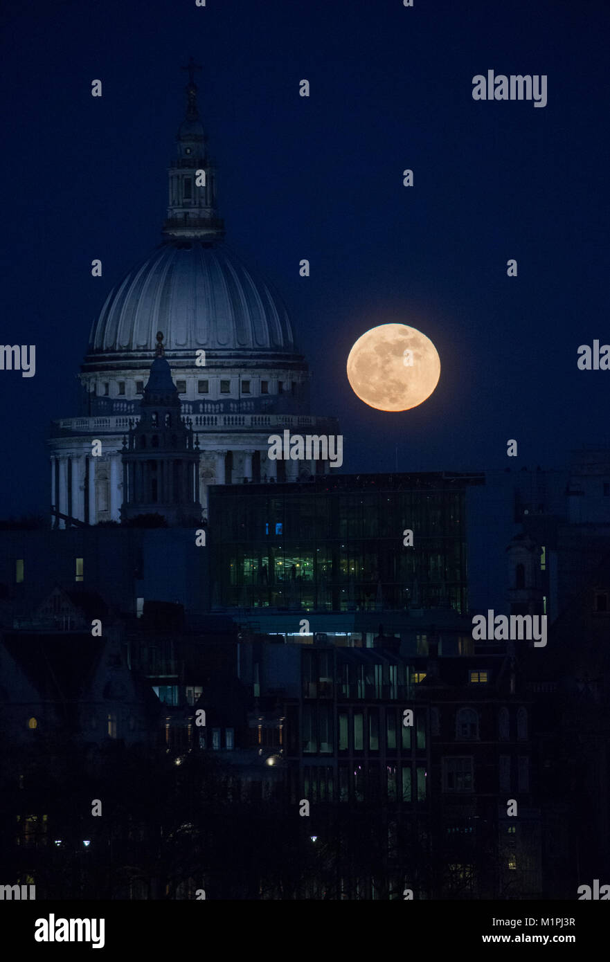 Die Supermoon, Blue Moon und Blut Mond, erhebt sich über St Pauls Cathedral und die Innenstadt von London. Diese drei Arten zum ersten Mal seit 1866 zusammen. Stockfoto