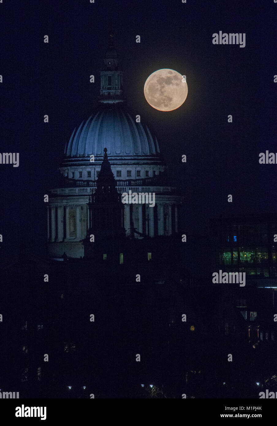 Die Supermoon, Blue Moon und Blut Mond, erhebt sich über St Pauls Cathedral und die Innenstadt von London. Diese drei Arten zum ersten Mal seit 1866 zusammen. Stockfoto